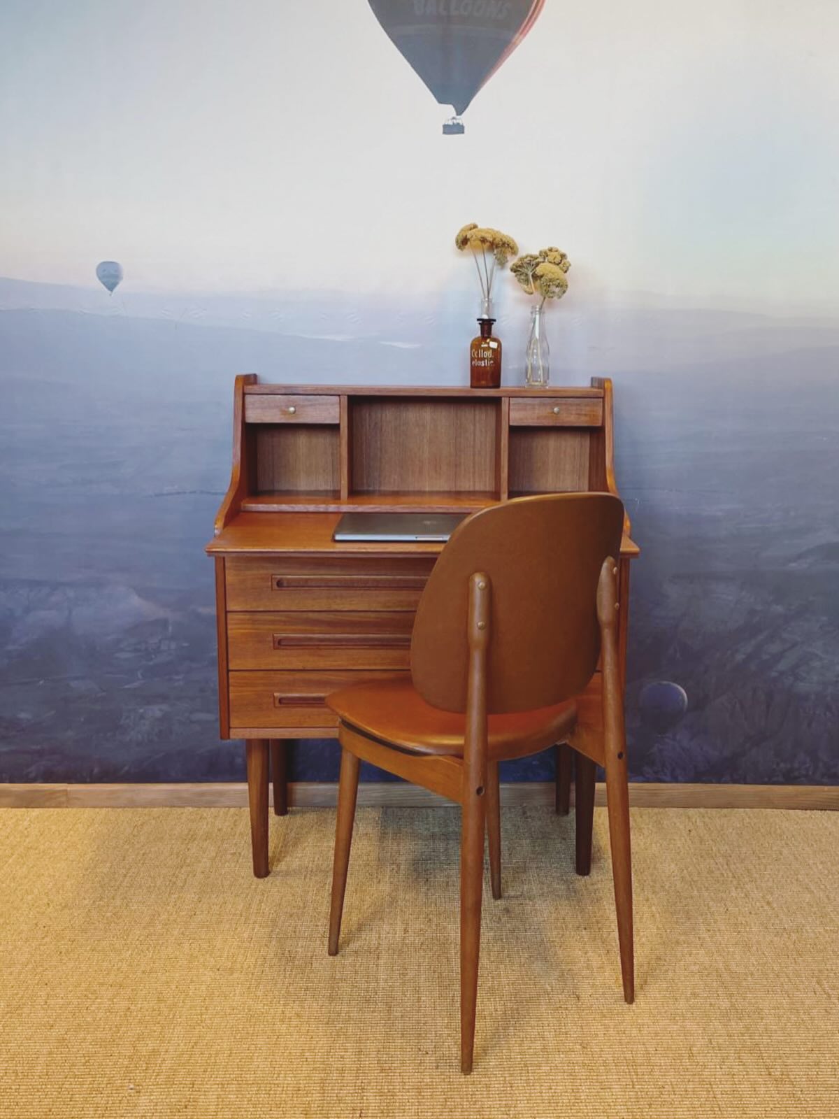 Secrétaire vintage danois en teck disponible en ligne!
#mobilier #mobiliervintage #décorationintérieure #decoration #danishfurniture