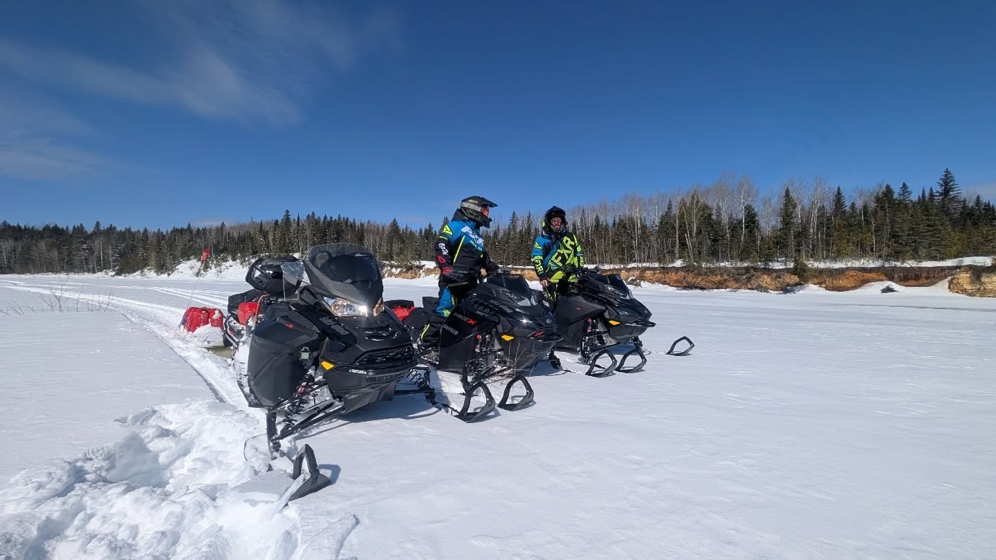 Beautiful day. 375km A few bad lucks in the morning made us leave late. But once we got on the river it was all worth it. Carving each bend and taking in the scenery.
April riding is always the best! I offer one day trips around Hearst.