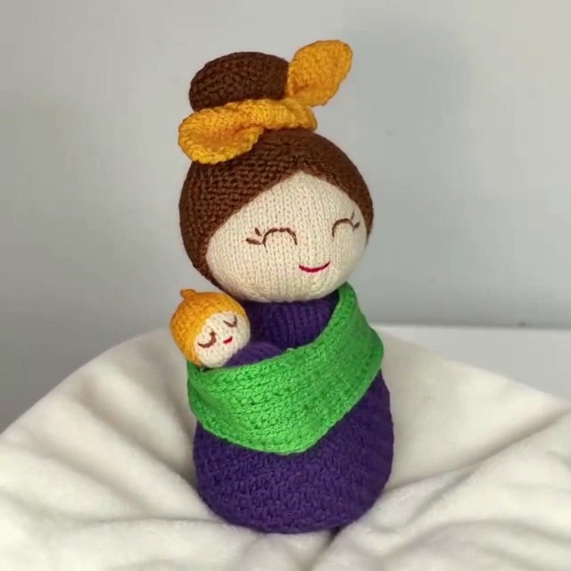 Knit your own Mama and Baba dolls, complete with a sling to carry the baby!