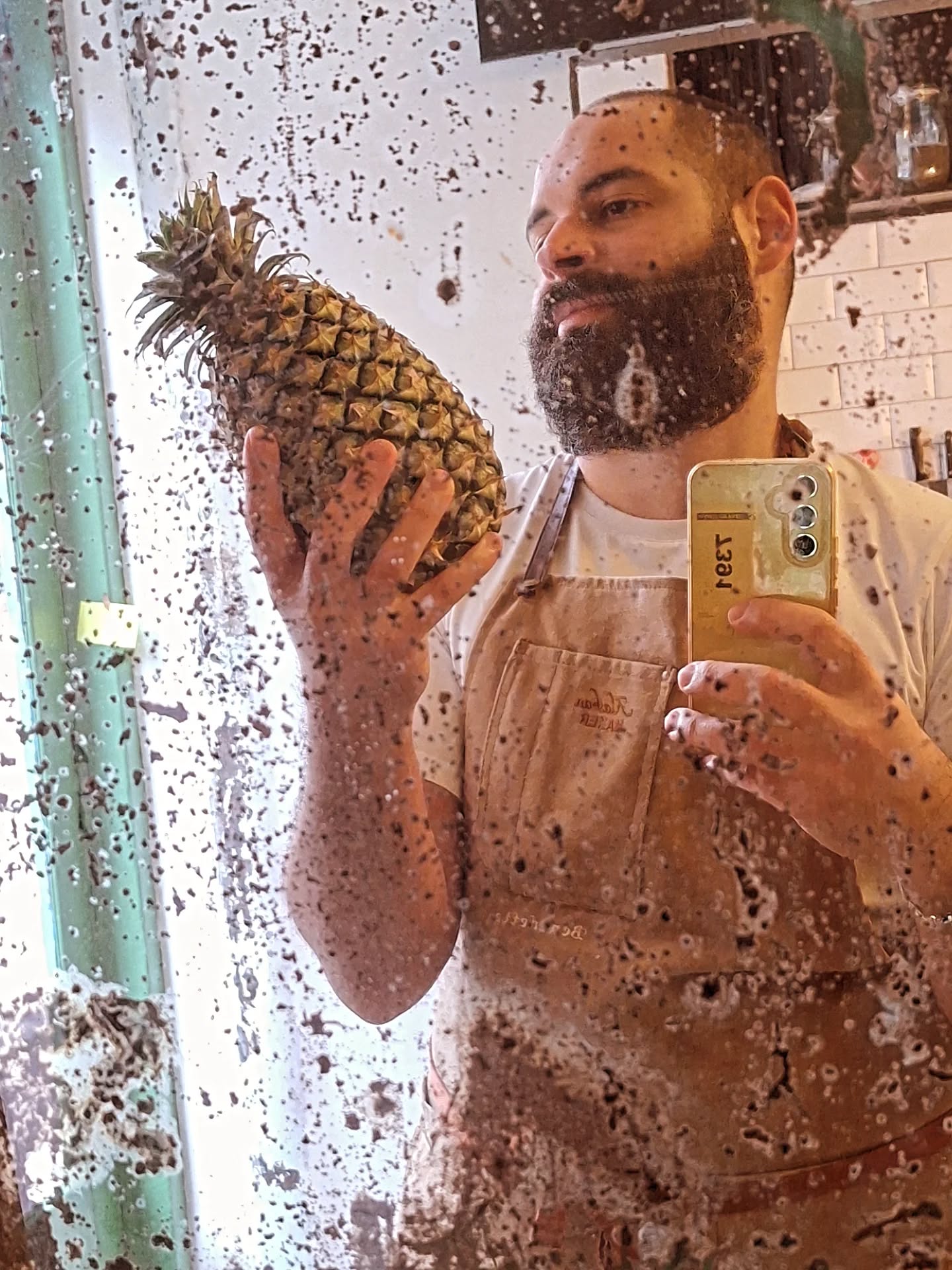 Tout commence par des ananas mûrs à point, gorgés de soleil, pour une base naturellement sucrée et acidulée.
Une cuisson lente et maîtrisée où l'on vient infuser juste ce qu'il faut de Piment d'Espelette AOP. On cherche l'équilibre parfait : la douceur du fruit d'abord, puis cette petite chaleur qui vient réveiller les papilles en fin de bouche.
Le résultat ? Une confiture de caractère, délicieuse pour accompagner un fromage de brebis ou un foie gras.
#benedettoconfituresatypiques #jam #instafood #food #paris