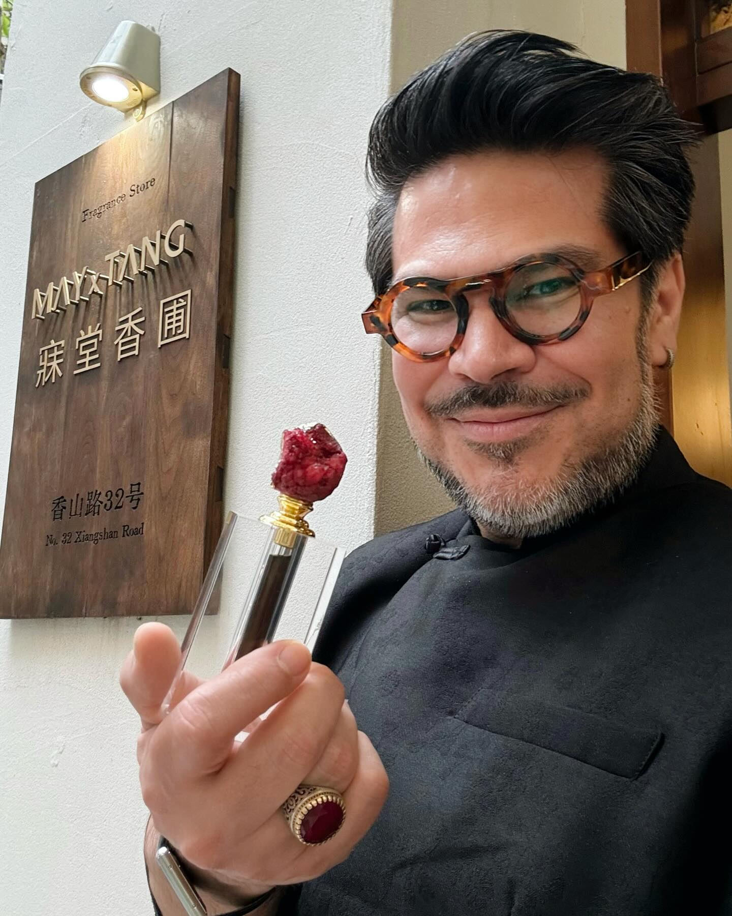 Evento de presentación de Caí Shen Fortune/ Abundance Attar 鸿运承香 Hóng
Yùn Chéng Xiãng, en la tienda de perfumería MAY x TANG de Shanghai @may_x_tang, mi segundo perfume hecho con materias primas 100x100 naturales para Scent Atoll/China @scentatollcn!
Los asistentes disfrutaron de una cata de materias primas naturales que se encuentran en la estructura del perfume, y atendieron una charla en la que explique la historia del perfume en aceite desde la antigüedad, como también sus procesos de elaboración y propiedades tanto mágicas como curativas, y su uso en la vida contemporánea de diversas culturas.
Muy felices con la acogida que tuvo este nuevo perfume! Las ventas no se hicieron esperar!
En una próxima publicación explicaré la inspiración y la pirámide olfativa/ingredientes de Caí Shen Fortune/Abundance Attar!
#ricardoramosperfumesdeautor #newrelease #caishentreasure #shanghai #china