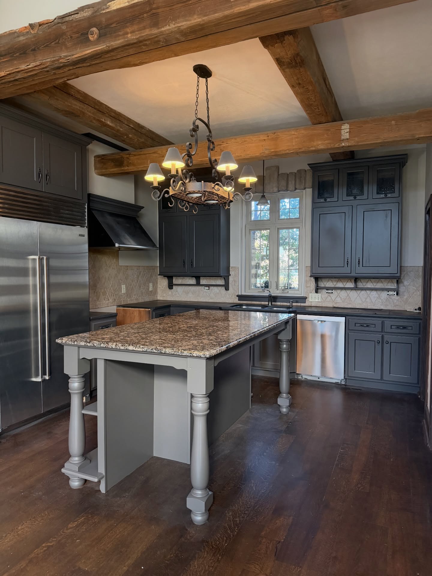 These kitchen cabinets got a stunning refresh in Sherwin-Williams âUrbane Bronzeââa rich, modern finish that completely transformed the space. đ¤đĄ