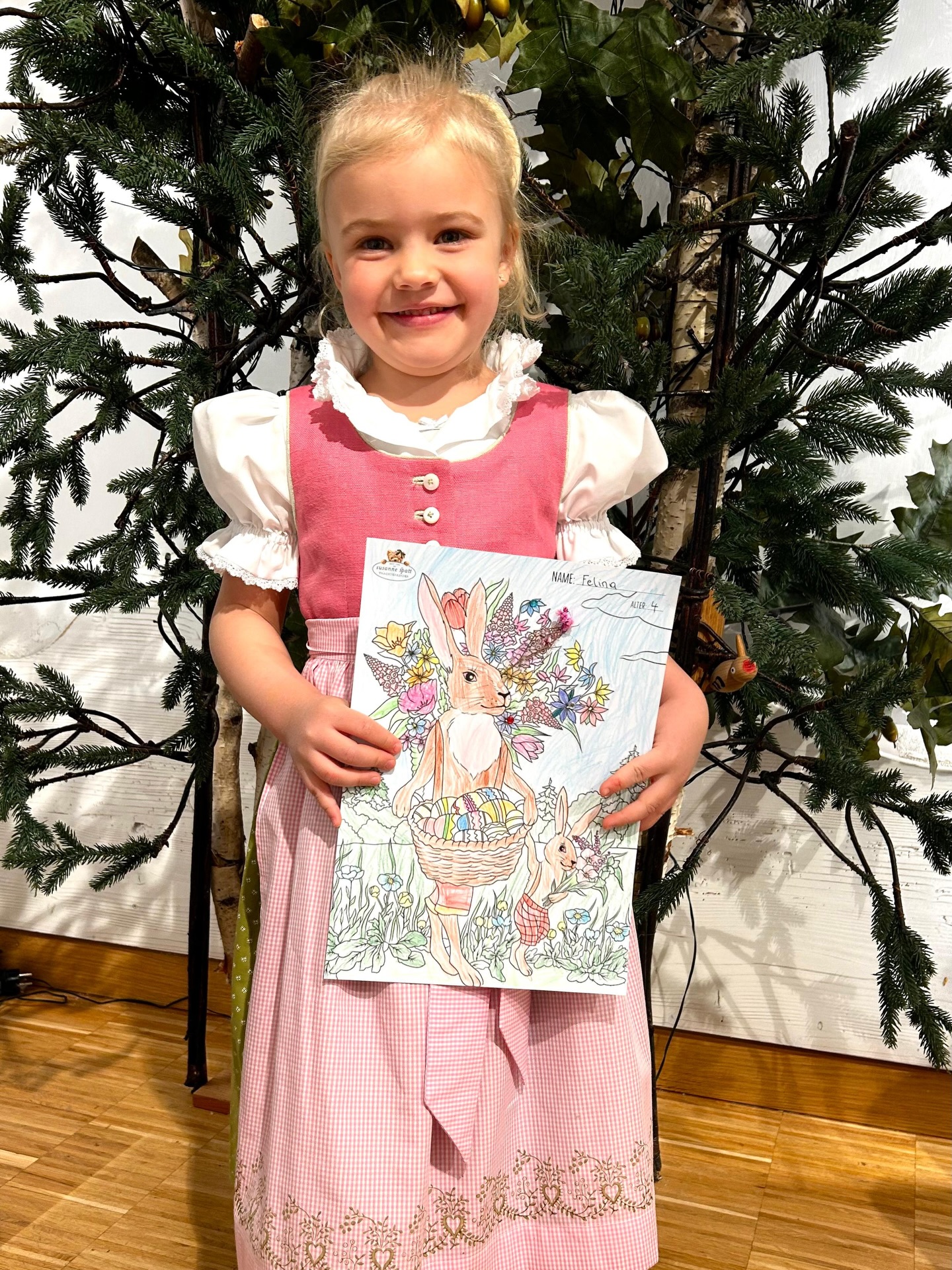 Was für eine Freude!🐰🎨🌸 Ein riesengroßes DANKE an alle kleinen Künstlerinnen und Künstler fürs Mitmachen – ihr habt unseren Osterzauber perfekt gemacht! 🌷🐥✨
Ihr habt uns die Entscheidung wirklich nicht leicht gemacht! 🙇♀️💭
Herzlichen Glückwunsch an unsere Gewinner:innen!🏆
Ihr dürft euch über ein Kinderdirndl und eine Kinder-Lederhose von @susannespatttrachtenkinder freuen.🥰👗🩳
💚An alle anderen Künstler/innen: Bitte seid nicht traurig – ihr habt großartige Kunstwerke geschaffen! 💪🖼️Nächstes Jahr gibt es wieder unseren Ostermalwettbewerb und eine neue Chance für euch. Eure Zeichnungen könnt ihr natürlich jederzeit gerne bei uns im Kindergeschäft abholen. 🙏