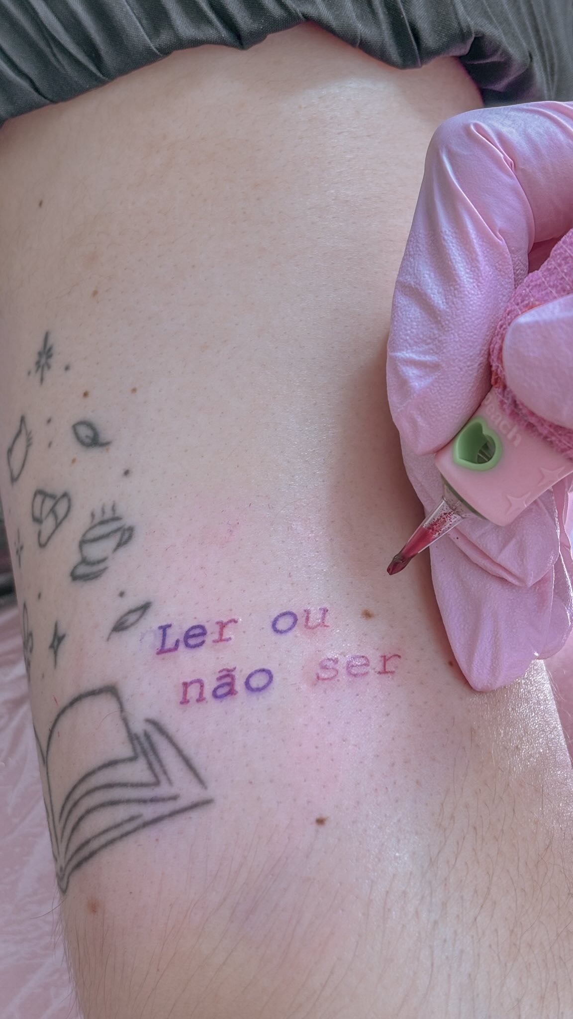 Tatuagem para uma leitora ávida 📖💖
“Ler ou não ser
eis a questão”