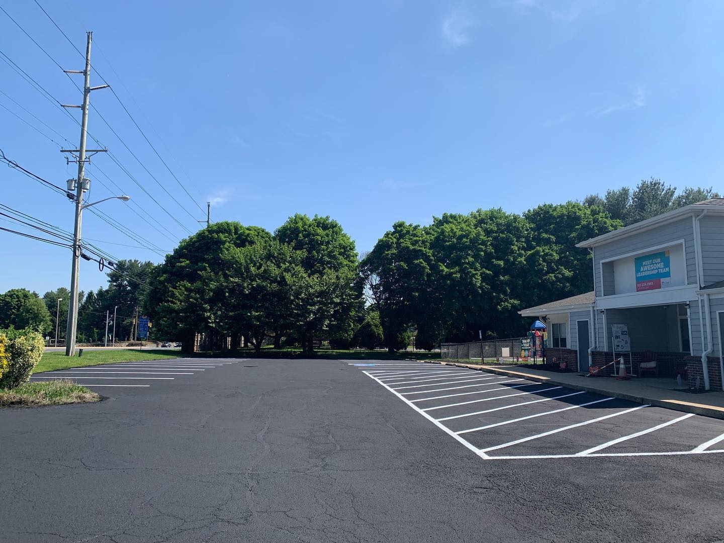 Another beautiful before and after 🙌.
-Wire brush detail
-Power blower debris removal
-Hot tar crack repair
-2 Layers @sealmasterpros PMM Ultra
-Line Striping with @ppgpaints traffic paint