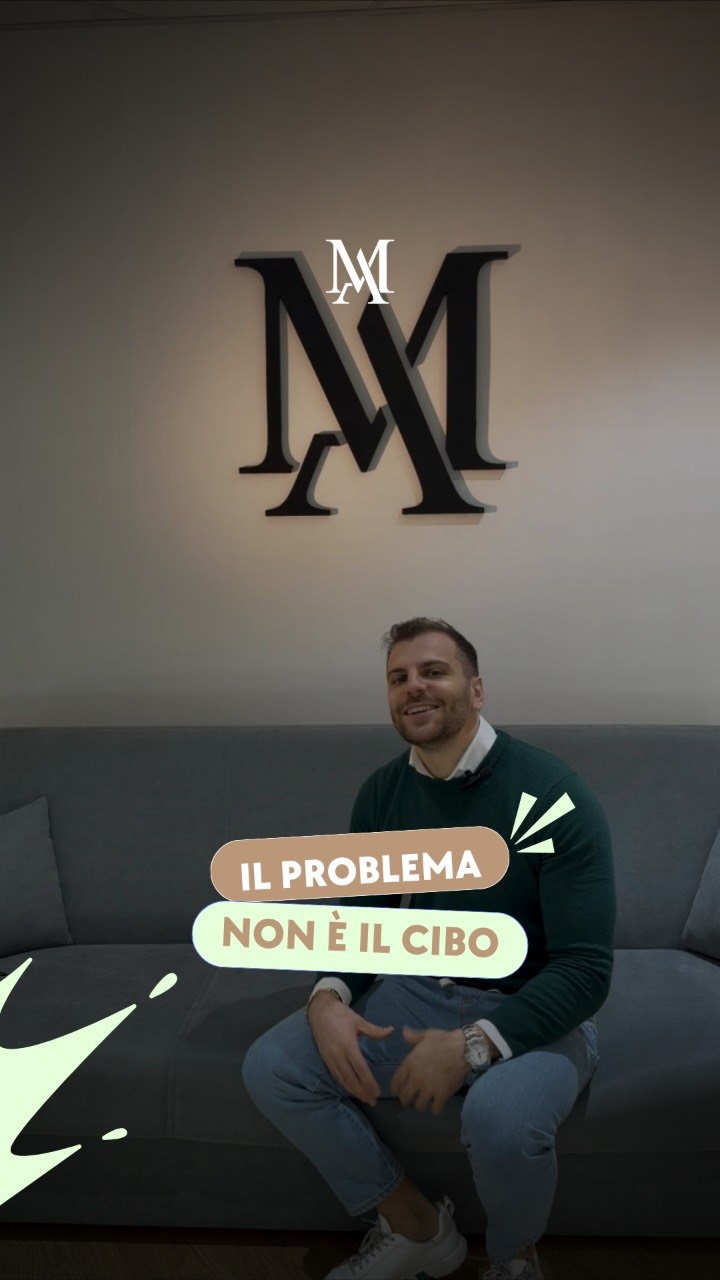 Hai mangiato un po’ di più durante le feste e hai già pensato di mollare? 😔
Fermati!
Un pasto libero in più non rovina il tuo percorso, lo rovina solo se decidi di arrenderti per colpa di quel pensiero.
Quello che fa la differenza non è la perfezione, è la costanza ✨
Questi momenti fanno parte del processo.
Sono normali, siamo esseri umani, non macchine.
Impara ad accettare i momenti così e vai avanti per il tuo percorso 💪