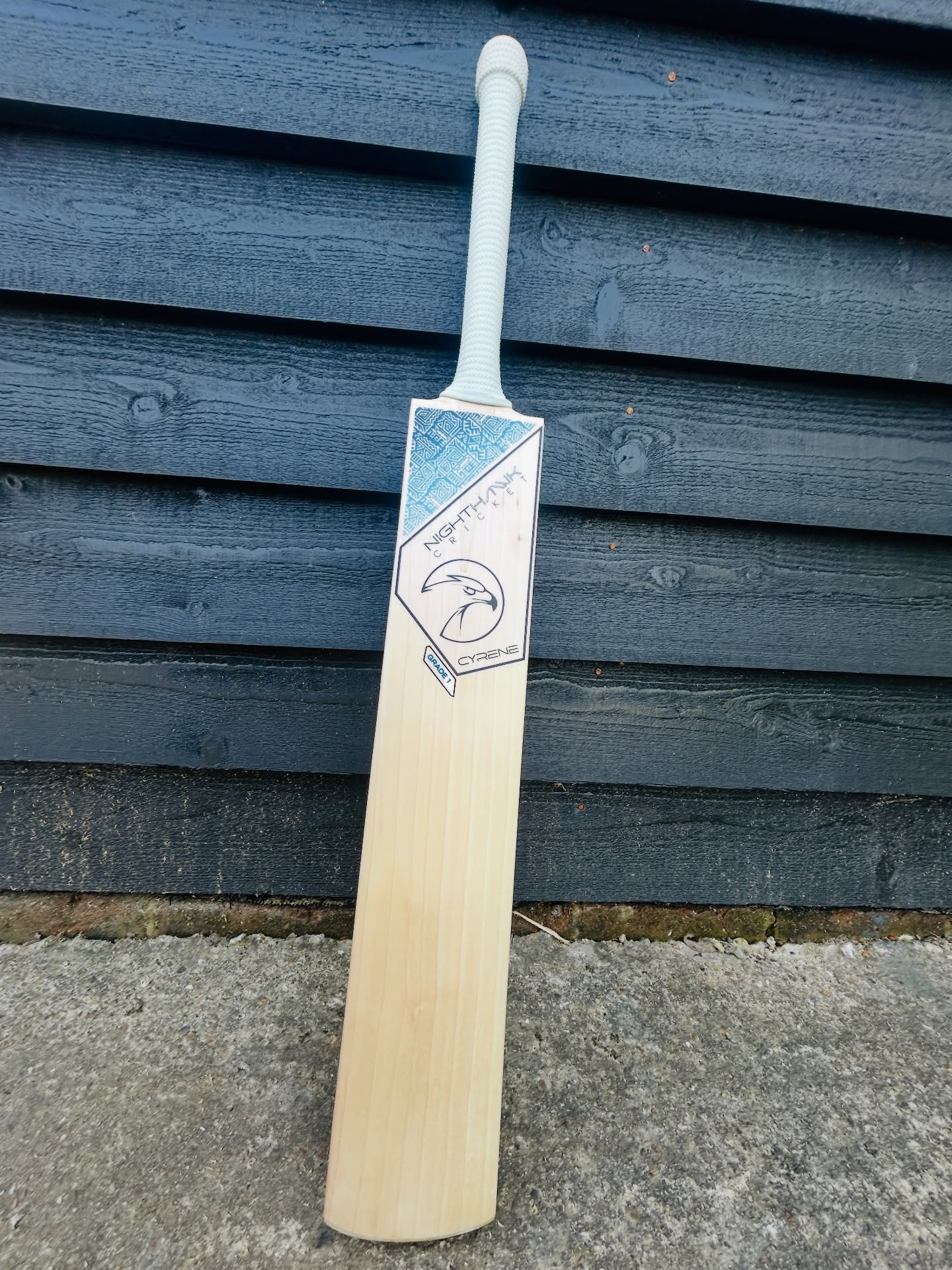 Bat of the day 😍
✅ Stunning grade 1 English Willow
✅ 2.12 on the scale, but picks up like a 2.9
✅ 39mm edges
✅ Semi oval handle
✅ Full profile, with duck bill
✅ absolute rocket 🚀
Get in touch if you’d like to know more or would like to check her out!