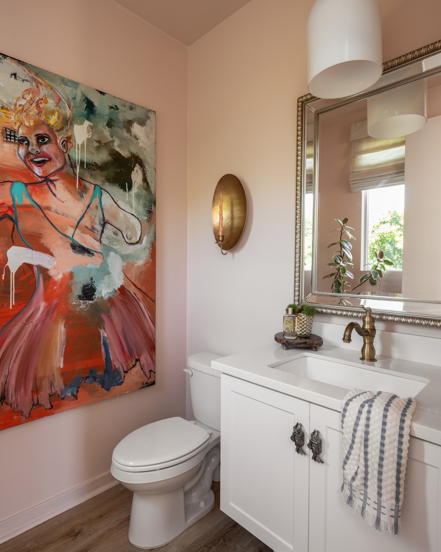 Tiny room. Big artwork.
I was a full-time artist many moons ago (my early 20’s… which was yesterday, obviously), and I painted this piece during a very weird, very formative chapter of life.
Now it lives here, doing exactly what this powder bath needed: a little pop, a little oversized energy, and something that definitely starts a few conversations. Is she missing an arm? Probably? Is her hair on fire? Maybe?
Proof that the boldest moves usually come with a little history behind them, and with a goal to distract from a toilet.
Design @kiki_designstudio
Pc @charlotteleaphotography