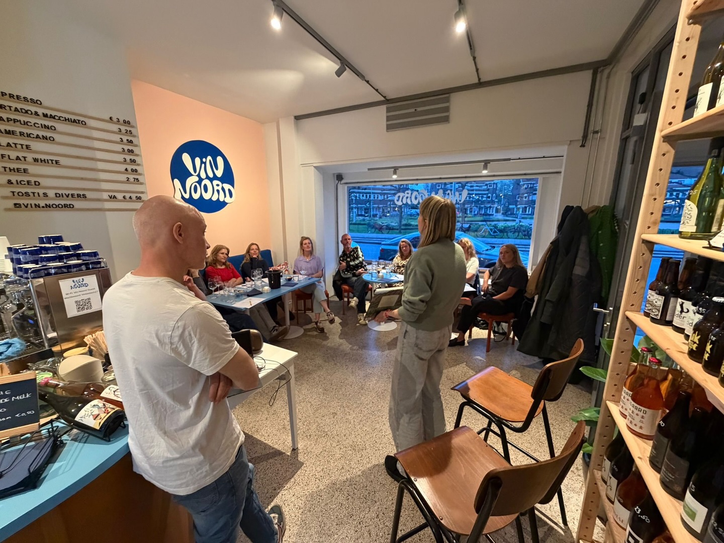 Dat was weer een super leuke en mooie ervaring! Samen met @vin.noord over Rhône-wijnen mogen vertellen aan een hele leuke groep geïnteresseerde wijnliefhebbers!
Erg dankbaar en heel veel zin in de volgende editie!
Interesse gewekt? Hou ons in de gaten! En mocht je zin hebben in een glas Rhône-wijn? @vin.noord heeft ook vandaag #openflesvrijdag en er was nog wat over van gisteren avond…
#proeverij #rhonewijn #wijnliefhebbers
