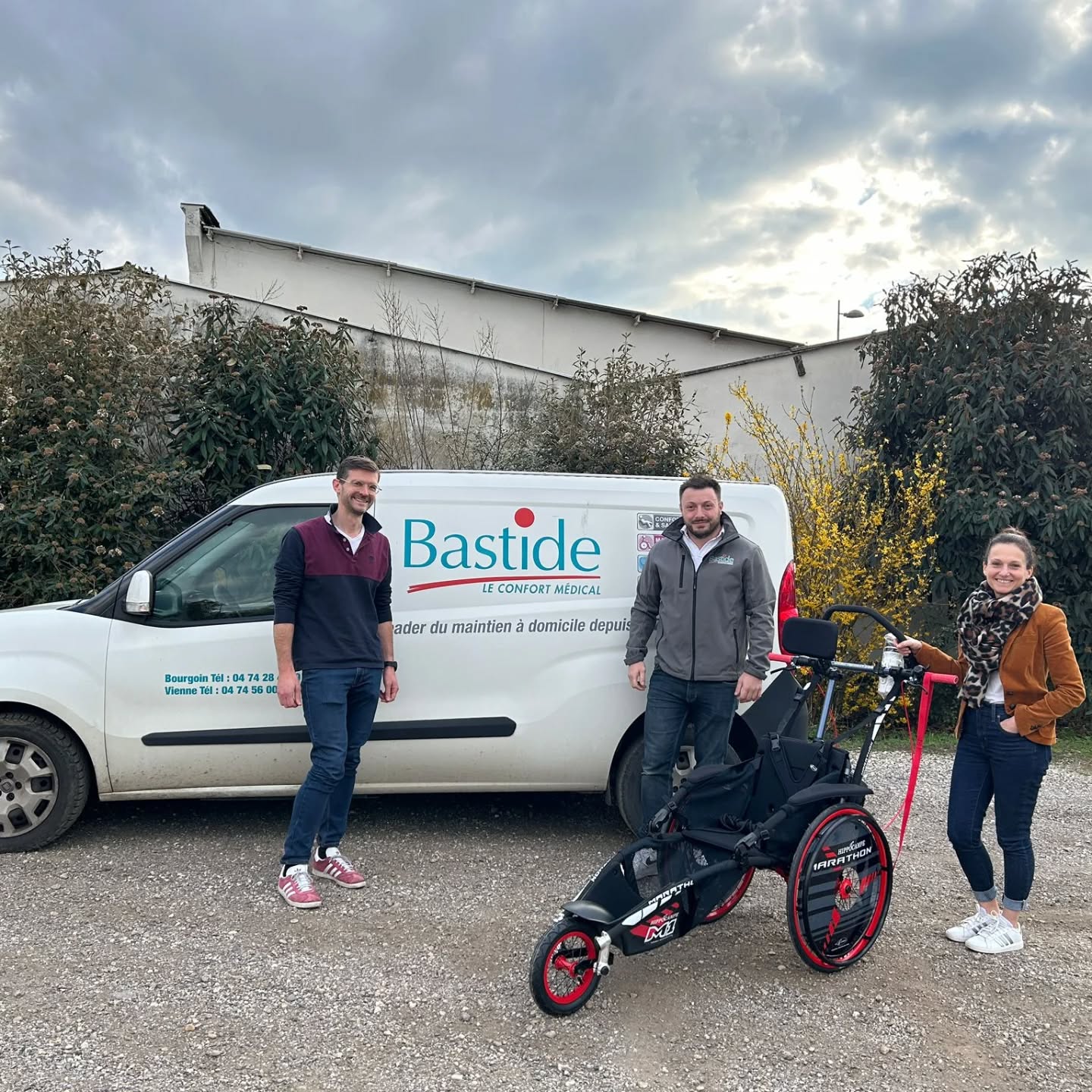 🚀 Une grande nouvelle à partager !
Nous sommes très heureux d’annoncer la réception de notre tout nouveau fauteuil poussé Hyppocampe 🎉
Un grand merci à @bastidemedical Vienne pour la livraison de cet équipement 🙏
👉 Avec cette nouvelle arrivée, nous disposons désormais de deux joëlettes route !
Grâce à ces joëlettes, nous allons pouvoir permettre à encore plus de personnes en situation de handicap de participer à des courses sur route, partager des moments sportifs forts et vivre pleinement l’expérience de l’effort collectif 💪❤️
Parce que le sport doit être accessible à tous, ces joëlettes seront également mises à disposition gratuitement pour celles et ceux qui souhaitent en bénéficier.
👉 Ensemble, continuons à faire avancer l’inclusion et à ouvrir le champ des possibles !
N’hésitez pas à nous contacter pour plus d’informations ou pour organiser une sortie 🙌
#Inclusion #SportPourTous #Handicap #CourseAPied #Solidarité