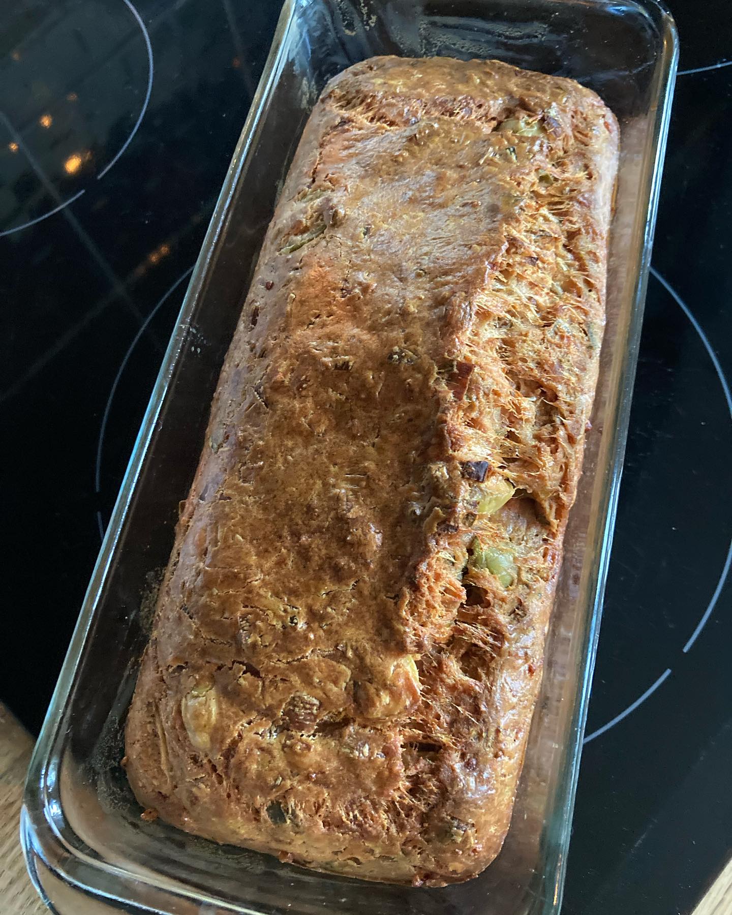 Cake aux olives, poireaux et curry!
Voici revenu d’un coup le temps des pique-niques et une nouvelle version pour moi de cake salé aux olives réinterprété avec des poireaux et du curry.
Pour un cake: 400g de blancs de poireaux, 3 œufs, 12cl de crème fraîche, 8cl d’huile neutre, 120g d’olives vertes dénoyautées, 150g de farine, 1 sachet de levure chimique, 80g de comté râpé, 1,5 c.à soupe de curry doux, 30g de beurre, sel, poivre.
Fendre les blancs de poireaux dans la longueur, bien les laver, les émincer finement. Faire fondre le beurre dans une sauteuse et cuire à feu doux les poireaux pendant 15 minutes.
Dans un grand bol, casser les œufs, les battre avec la crème et l’huile, ajouter la farine mélanger avec la levure. Bien mélanger. Ajouter le fromage râpé, les poireaux et le curry. Saler, porter.
Verser la pâte dans un moule beurre et mettre au four préchauffé à 180 degrés, 45 à 50 minutes.
Servir tiède ou à température ambiante pour l’apéritif ou pour un pique-nique!
Bonne dégustation!
#cakes #cake #cakesale #cakesalé #cakeauxolives #olives #poireaux #curry #curryspice #aperitivos #apéritif #madreperlamtc