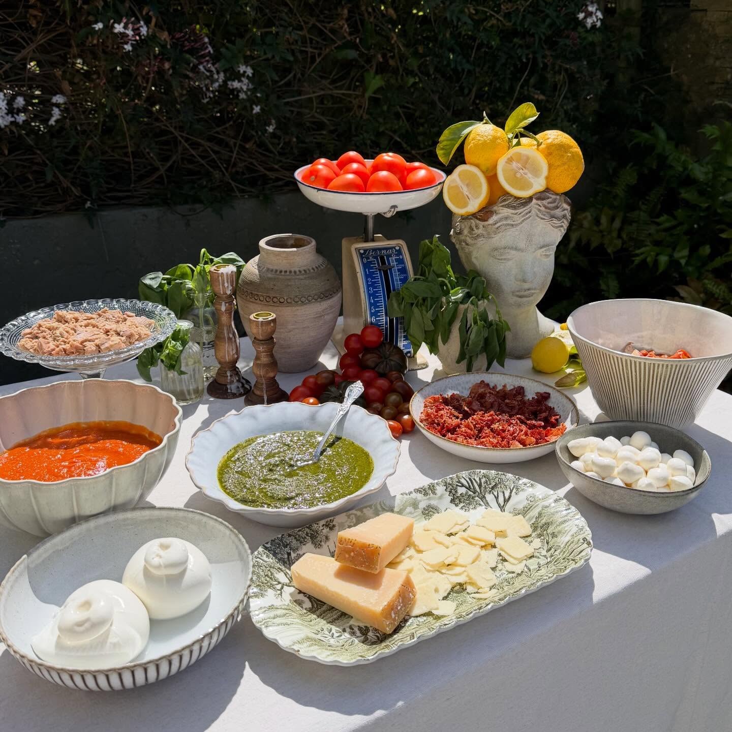The pasta bar 🍝🌿🍅🧀
Con la llegada del buen tiempo celebrar en casa es un planazo!! Comer en el jardín, buena compañía y sobremesas que se alargan…
Hacer una barbacoa o una paella es un éxito asegurado pero hay muchísimas más posibilidades, opciones diferentes, pensadas para ti y tus invitados que harán que seas el mejor anfitrión!!
Si quieres celebrar en casa sin complicarte, contacta con nosotros y nos encargamos de todo!! Tenemos un montón de opciones ☎️