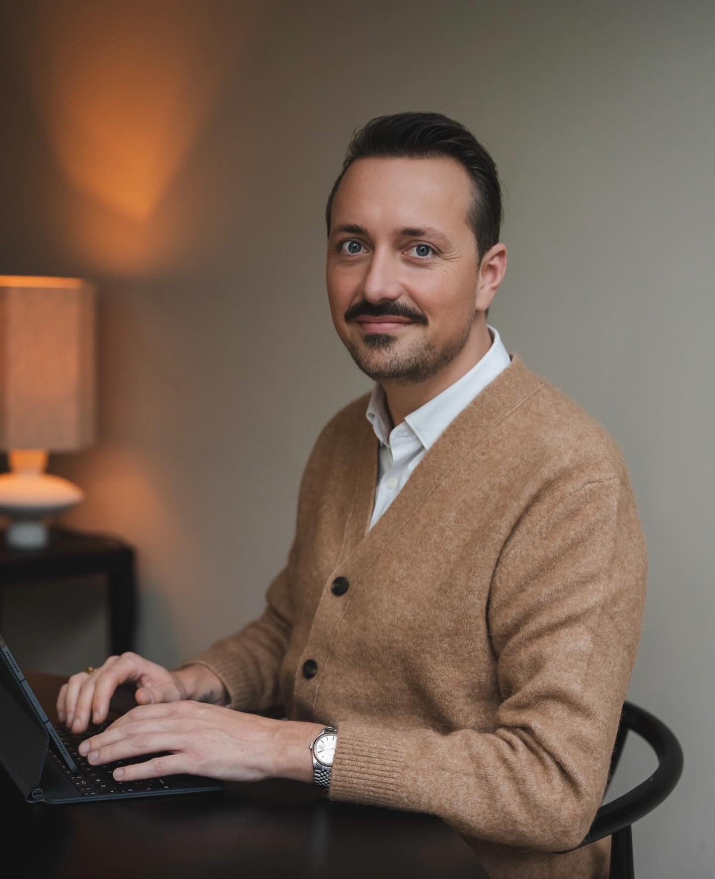 INLOOPOCHTEND:
Wij staan voor u klaar!
Iedere eerste dinsdag van de maand openen wij onze deuren aan de Sint Jeroensweg 2A in Noordwijk voor al uw vragen rondom een uitvaart en/of opbaring.
Tijdens deze inloopochtend nemen wij de tijd om samen uw wensen te bespreken - voor uw eigen uitvaart of die van een dierbare.
In een rustige en persoonlijke setting bieden wij ruimte voor vragen, advies en orièntatie.
⏰ : 10.00 - 12.00 uur
📍: Sint Jeroensweg 2A, Noordwijk
U bent van harte welkom, geheel vrijblijvend.
#uitvaartwensen #uitvaartwensenbespreken #wensgesprek #waardiguitvaart #waardiguitvaartverzorging