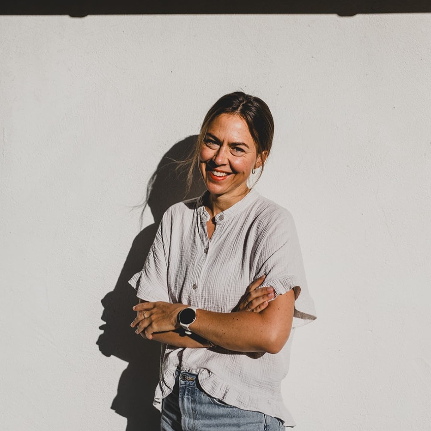 Fingerschnips 31 Tage vorbei.
Mai - der Inbegriff von Extremen.
Maximale Anstrengung zu maximal entspannen.
Workation, sportliche Grenzen, Wellnessen.
✨️Wir haben uns in eine neue Retreat Location in Südtirol schock verliebt (Bild 1-6). Yes, hier werden wir im Februar 2026 abtauchen (Anmeldungsstart Mitte Juni)
🏃♀️Ich kann endlich den Halbmarathon auf meiner Bucketlist abhacken. (Wow war das intensiv, schön! Danke an Cheerleader)
🧘🏼♀️Goodbyes und wiedersehen auf der Yogamatte. Eine neue Corporate Yogastunde, die Verabschiedung einer meiner festen offenen Klassen. & Einiges bleibt so wie es ist.
💆♂️Wellnessen mit Mama & Schwester. Ich mein, geht's besser und enger? Ewige Liebe.
🎊Kindergeburtstage, Tantenzeit, für immer hoffnungslos verliebt.
🚴♀️Versuchen im Rennrad game zu bleiben, wenn auch viel Windschatten 'Genuss' seit diesem Jahr. Nächste sportliche Herausforderung lacht mich schon ausm Kalender an.
💬Unsere Auszubildenden der systemischen Coachingausbildung begeistert beobachten, wie sie sich in kürzester Zeit entwickeln.
🍹Oh and never forget - having a drink here and there. Trying to celebrate life besides the packing and unpacking, growing on my own journey, struggling to find the balance and time for all the other important people and things in my life. ♡
blessed & exhausted - ready for June
.
.
.
#halbmarathon
#halbmarathonregensburg #yogaretreatsüdtirol #saalerwirt #corporateyoga #yogamünchen #rennrad #arbermarathon #systemischescoaching #ausbildungsystemischescoaching #alpjoch #bergyoga #yogafürsportler #bucketlist