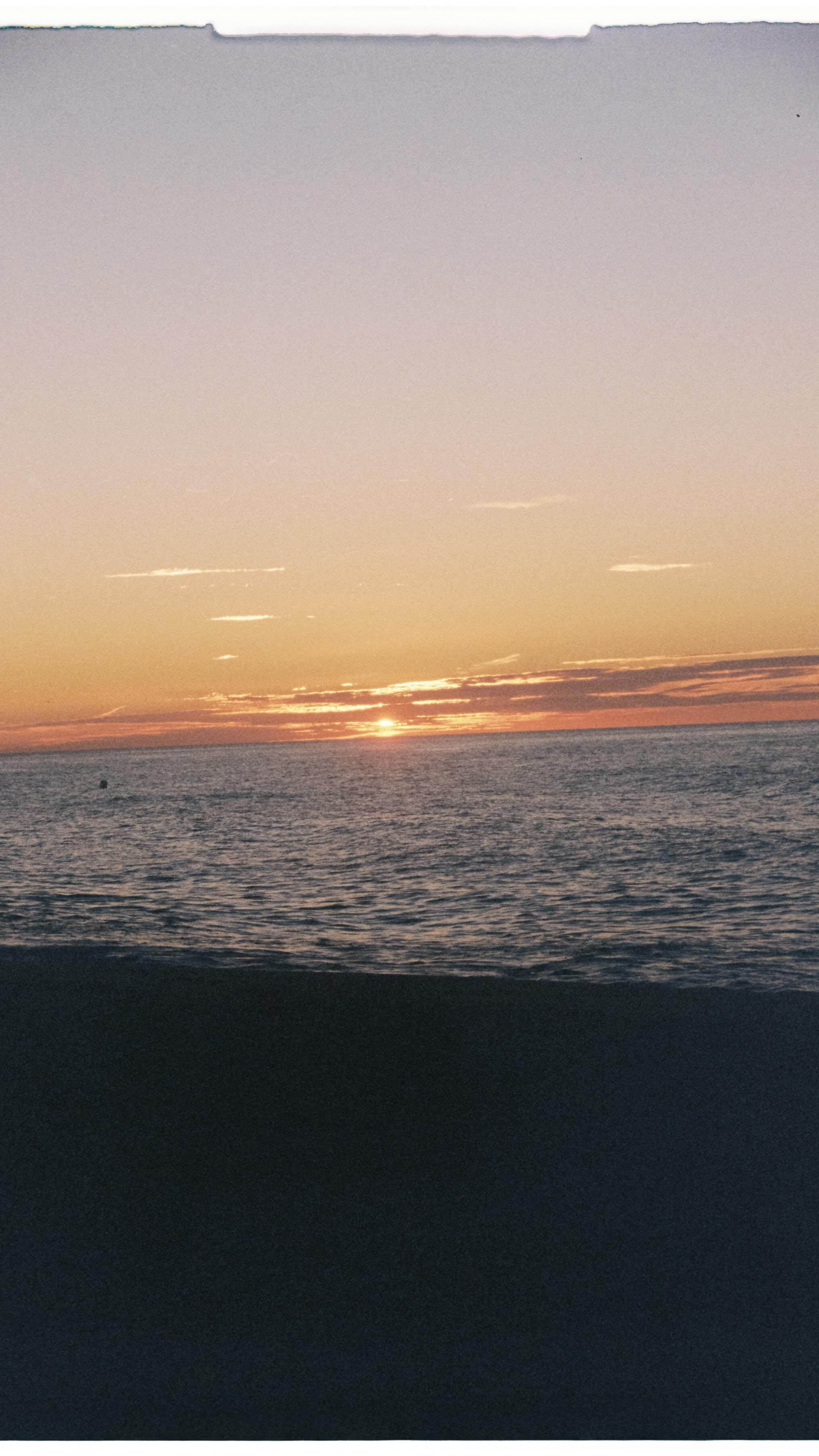 AstroYoga es una forma de llevar ese mapa al cuerpo, aplicando el conocimiento astrológico para entender los diferentes momentos energéticos y cómo se expresan en nuestra práctica.
En este curso nos enfocamos en una de las formas más claras de comprenderlo: las lunaciones. Aprenderás a trabajar con las fases de la luna y su relación con los signos del zodiaco y el cuerpo, entendiendo que cada combinación genera una cualidad energética distinta.
Por ejemplo, no es lo mismo una luna nueva en Piscis que una luna llena en Aries. Cada momento tiene una energía específica, y desde ahí aprendemos a adaptar la práctica para acompañarla, en lugar de forzarla.
Durante el curso veremos:
• las fases lunares y su significado
• la energía de los signos y su relación con el cuerpo
• cómo combinar fase + signo
• cómo aplicarlo a tu práctica o a tus clases
Este curso es para ti si:
• eres profesor/a de yoga o terapeuta
• o quieres profundizar en tu propia práctica
• te interesa la astrología aplicada al cuerpo.
Tienes hasta el 1 de Abril para apuntarte con descuento!
Contacta hoy conmigo 📲 640 712 009