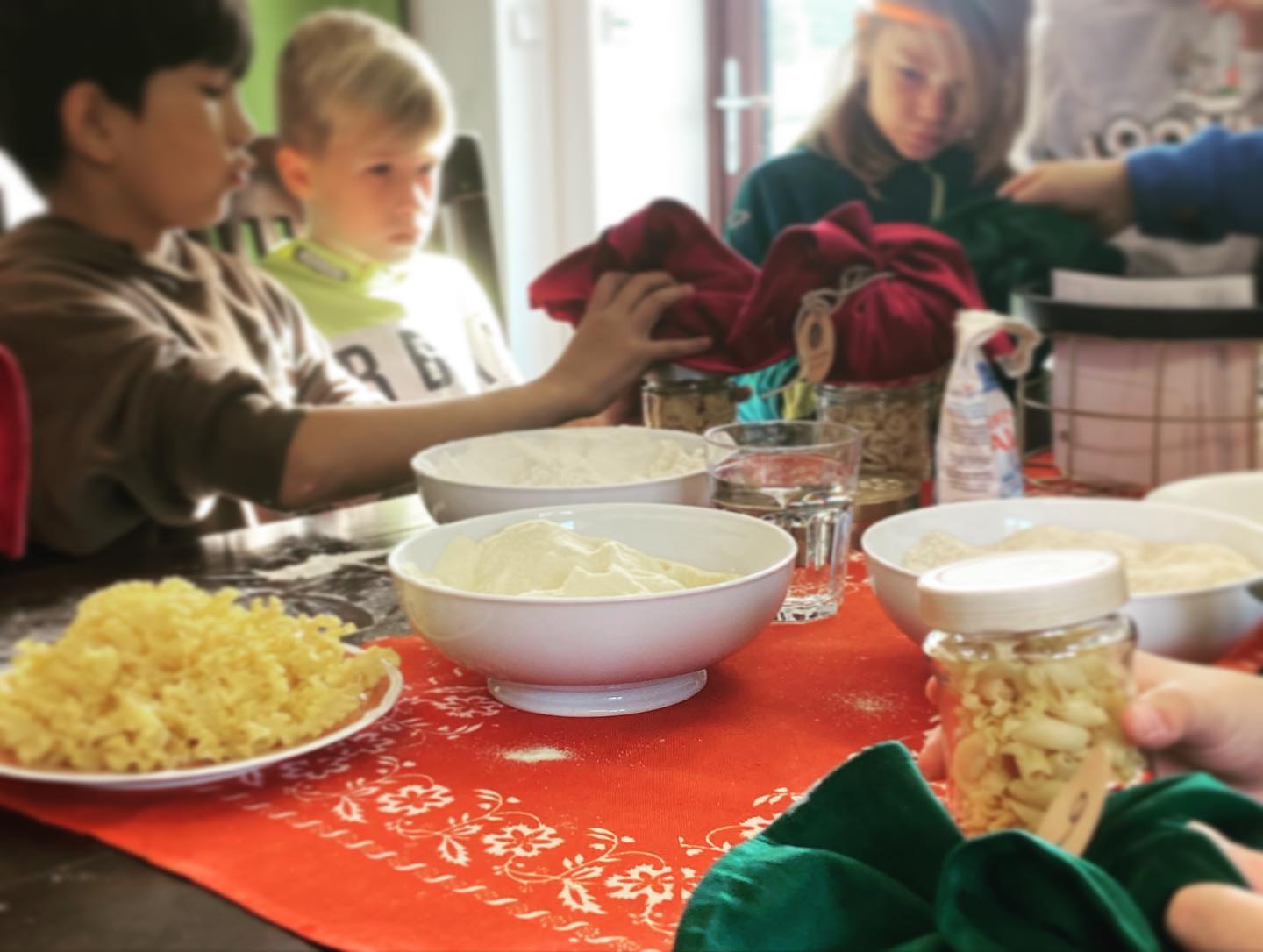 #Wandertag der Grundschule Dassel! Eine kleine Nudelmanufaktur und über 40 Kinder? Wie gut, dass unser Hof genug Platz zum Spielen bietet 😉 #auserschulischelernorte #nudelmanufaktur #wissenwohereskommt #hofgenuss #pasta #entdecken #dassel #regionalelebensmittel #hinterdenkulissen