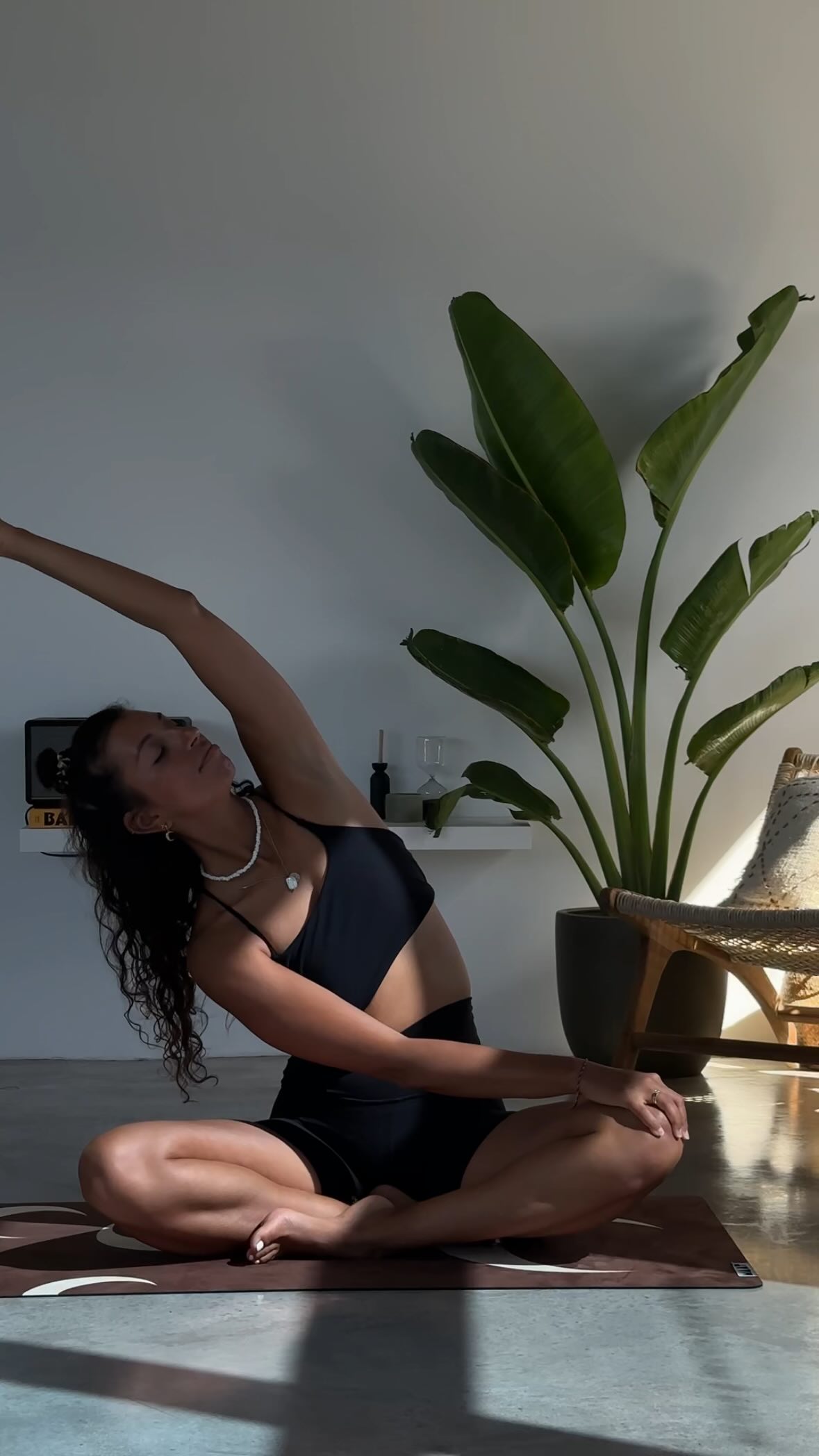 Mir ist in letzter Zeit etwas aufgefallen…
vor allem seit ich wieder zurück in Deutschland bin - in Gesprächen, im Zug, auf Social Media, in Cafés - überall irgendwie. Die meisten Menschen wirken so getrieben, so gestresst, so negativ und gleichzeitig auch manchmal so hoffnungslos 🥺
Also es ist einfach wirklich heftig wie viel
Stress, Angst, Sorgen, Druck & Negativität gefühlt grade die Welt dominiert.
Und gleichzeitig merke ich, wie anders ich mit all dem umgehe & wie viel glücklicher & hoffnungsvoller ich in diesen Zeiten bin.
Nicht, weil ich wegschaue & alles ignoriere, weil ja auch ich sehe all diesen Schrecken auf der Welt & mich trifft und schockiert all das auch! Doch ich entscheide anders als die meisten. Anstatt all das Negative nur noch mehr zu befeuern & die ganze Zeit über Vorfälle zu diskutieren, von denen eh niemand so ganz genau weiß was wirklich abgeht, entscheide ich mich dafür mich energetisch davon zu distanzieren & dem
Ganzen nicht so viel meiner Energie und Zeit zu geben.
Ich halte immer erstmal einen Moment inne, nehme war, fühle alles was ich fühle in solchen Momenten & überlege dann was kann ICH jetzt tun? Und in manchen Situationen bedeutet das vielleicht spenden, helfen wie auch immer es möglich ist - doch in den meisten Situationen bedeutet es für mich vor allem - weiter in der Liebe und der Dankbarkeit bleiben - meinen Fokus auf das Gute in meinem Leben und in der Welt richten. Und weiter dafür los gehen, so vielen Menschen wie möglich dabei zu helfen sich wieder an die Hoffnung zu erinnern, an ihre eigene Schöpferkraft, ihren Fokus - denn wir können entscheiden, worauf wir unseren Fokus legen.
Und genau das hat Yoga mir beigebracht: nicht die Welt auszublenden – sondern bewusst zu wählen, wie ich ihr begegne.
Und vielleicht ist genau das der Punkt…
Die Welt im Außen verändert sich nicht immer sofort.
Aber die Welt in dir schon 🧡