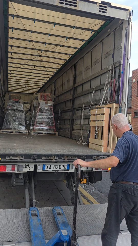 Hats off to the @panattaofficial . Two day solid travel across the channel, bringing you the best in the game.
Yep-More New Equipment and one of the first clubs to bring this into the UK.
Your Gym...Blaze Gym🙏💪