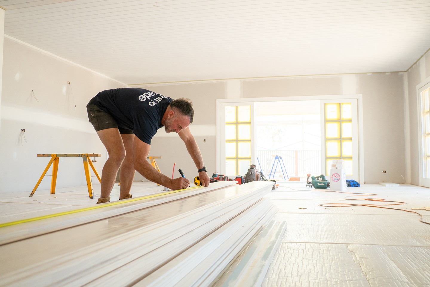 Every length measured and marked before a single piece goes up. The preparation at this stage of the Woodend build is what keeps the finish consistent across every room.
#buildtrendhomes #macedonrangesbuilder #woodend #carpentry #periodbuild