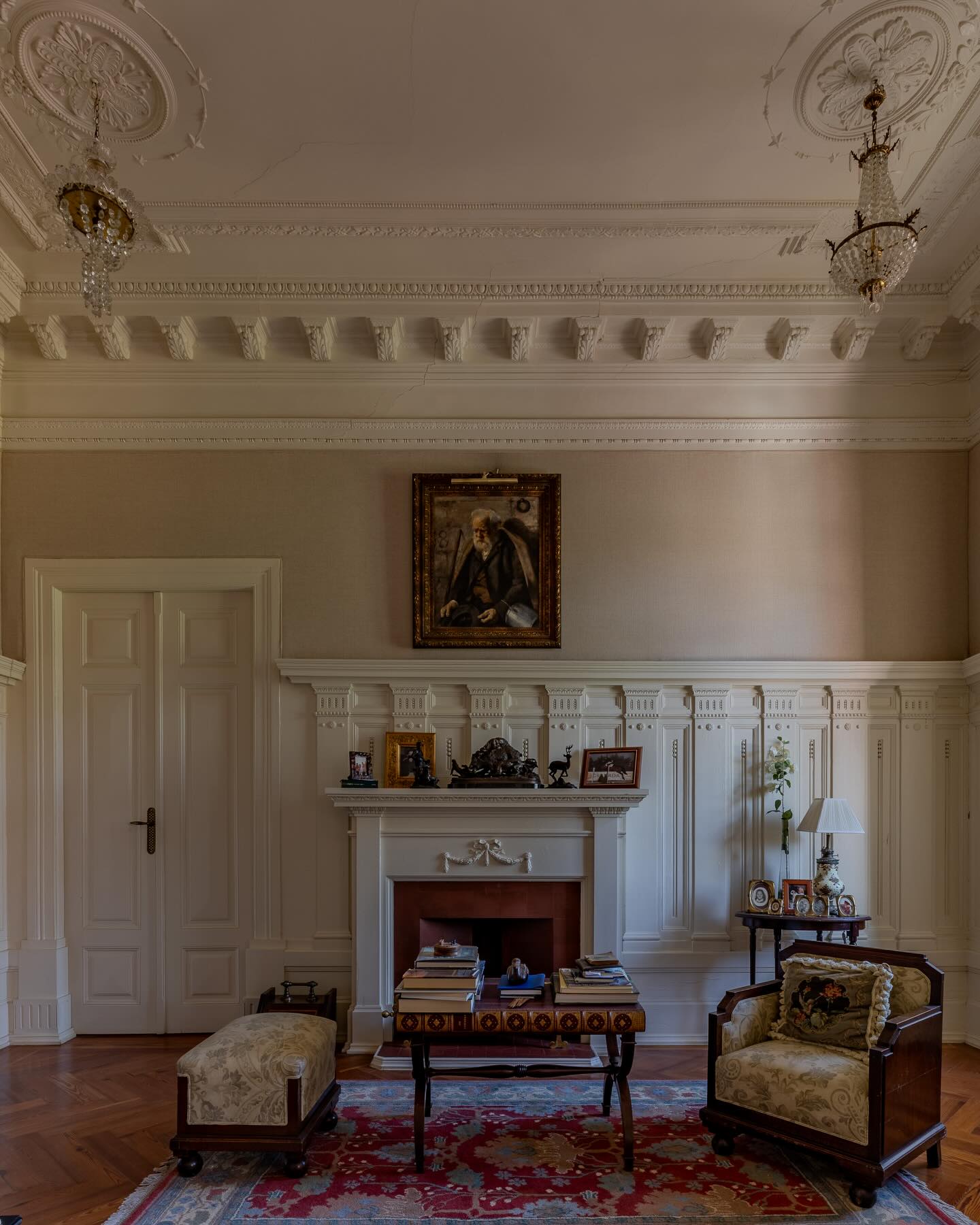 Rumored to have connections to Spanish royalty, it’s said the property was often frequented by King D. Alfonso XII of Spain who was a guest of Elvira Barrera widow of D. Luis Olleros y Mancilla who ordered the construction of “Villa Justa”, it’s said that Elvira was most likely to be the King Spanish lover. Thereafter frequently called or know as “Quinta da Espanhola”, which translates to “The Spanish lady farm”.
The French-style palace was fully renovated in 2015, restoring much of the palace’s original period detail, including the stained-glass windows handcrafted by the world renowned Maison Maumejean founded in 1860, wood flooring, and ornate ceiling cornicing.