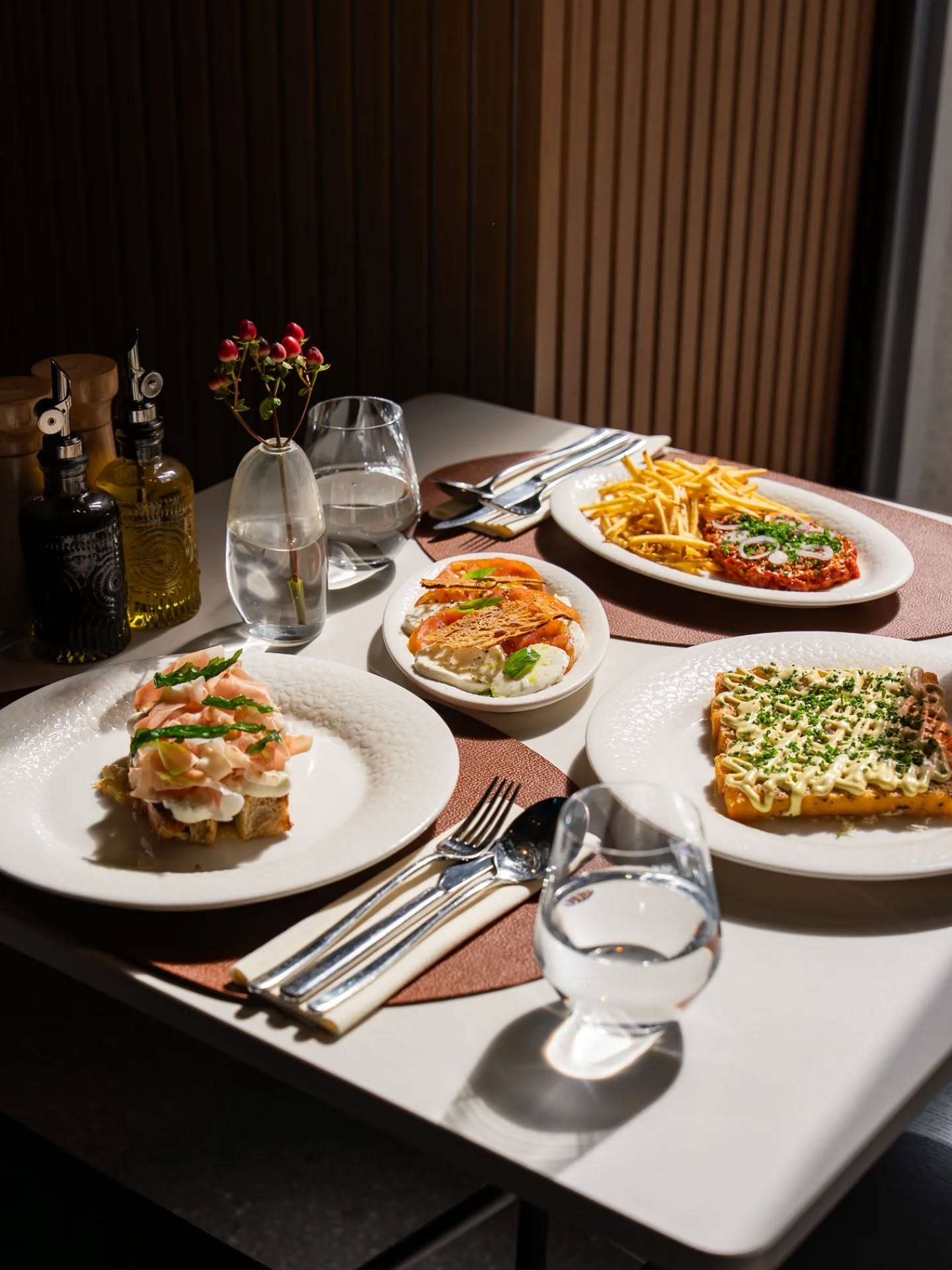 🇮🇹 Už jste ochutnali naše antipasti?
Malé talíře, ale velké chutě. Předkrmy, které vás naladí na vše, co přijde po nich… Nebo klidně vystačí i samy o sobě 😉
Co u nás právě najdete?
🥩 Hovězí tatarák, jak ho neznáte - s ventricinou, paprikou, zeleným pepřem, šalotkou a hranolky.
🥖 Focaccia, šlehaná ricotta, prosciutto crudo a bazalka - tyhle jemné chutě vás přenesou rovnou do Itálie.
🌽 Středomořská polenta frita s artyčokovou mayo a sýrem Parmigiano Reggiano.
🍅 Legendární Caprese - nejlahodnější rajčata z Verony, italská mozzarella rukolový olej a crostini. Tady nejde sáhnout vedle.
Ideální na sdílení po Italsku 💚🤍❤️
#bistrocentral #italskebistroolomouc