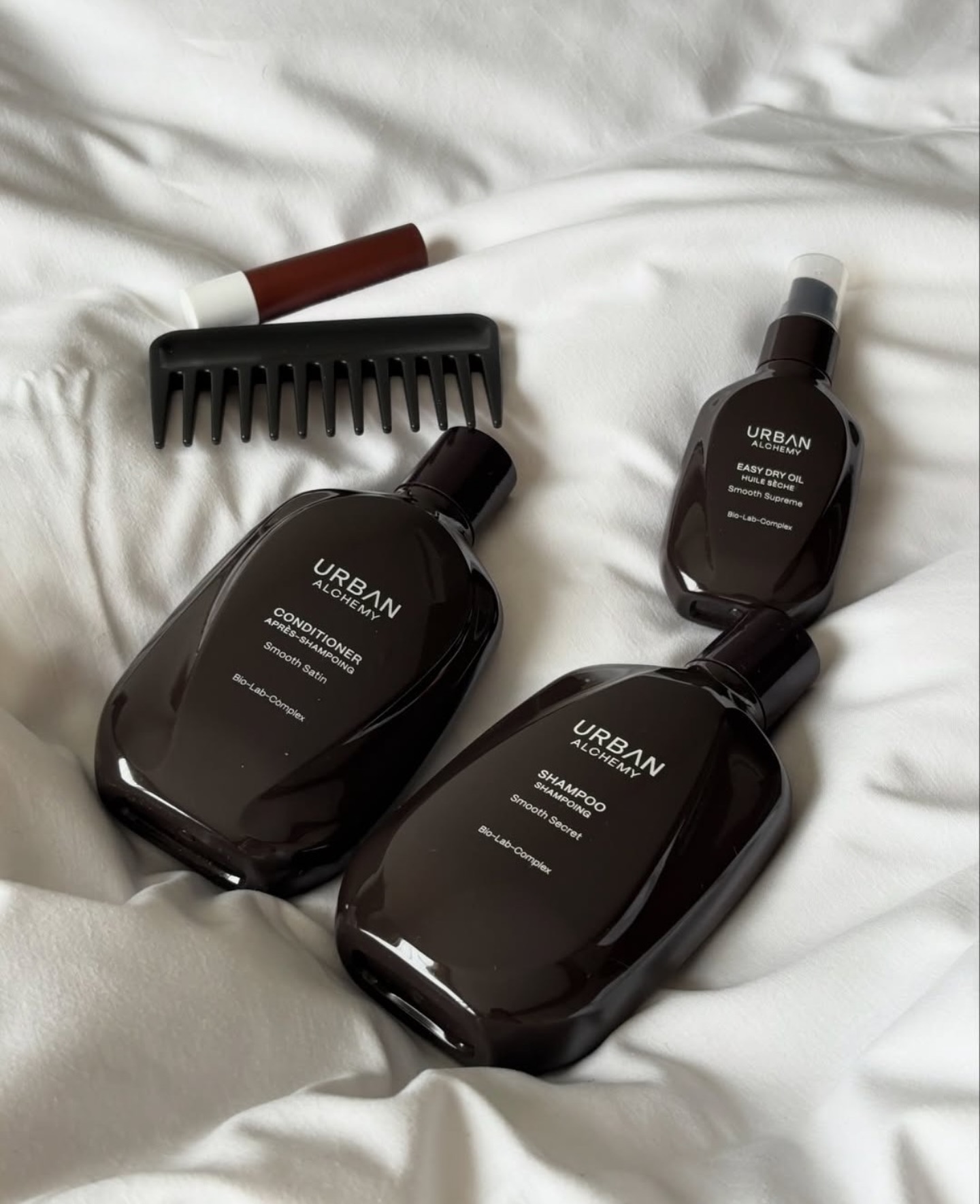 De Urban Alchemy Smooth-lijn geeft je haar ultieme zachtheid, zonder compromissen. Prefect om pluizig haar te temmen! 🤎
#haarverzorging #urbanalchemy #haircareproduct #hairsalonamsterdam #amsterdam