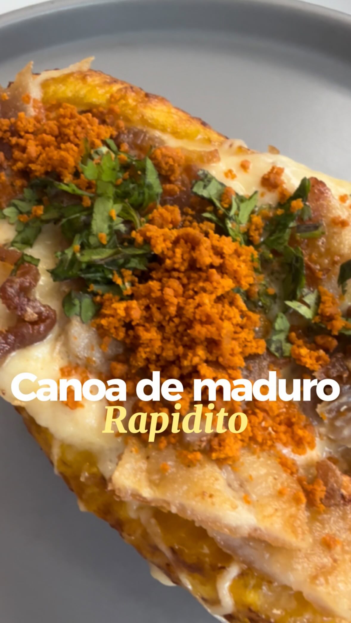 ✨ Canoa de maduro con salsa de queso sinche + tocineta fresca ✨
Una preparación simple, deliciosa y versátil 💛
Ideal para desayuno, cena o cualquier momento del día, y perfecta para grandes y chicos en todas las etapas de vida.
⸻
🍌 Ingredientes:
• 3 maduros
• Mantequilla che
• Tocineta fresca
• Ajo en polvo
• Cebolla en polvo
• Pimentón español
• Sal
• Queso sinche (yo utilicé la marca El Sinche, que me encanta porque se derrite)
• Chorrito de leche
• Nuez moscada
• Sal prieta
• Hierbitas al gusto
👩🏻🍳 Preparación:
1. Lleva los maduros al horno a 150°C por 15 minutos (para una cocción inicial suave).
2. Retira, pela y haz un corte en la mitad para abrirlos ligeramente.
3. Para acelerar el proceso, córtalos en dos y llévalos al air fryer con mantequilla por 10 minutos, hasta que estén doraditos.
💡 También puedes hacer todo en air fryer desde el inicio. Yo combiné métodos para evitar que se forme una costra muy rápido.
4. Mientras tanto, prepara la tocineta fresca: adereza con ajo en polvo, cebolla en polvo, pimentón y sal, y cocina en sartén o parrilla hasta que esté crocante.
5. Para la salsa: derrite el queso sinche, añade un chorrito de leche, nuez moscada y un poquito de mantequilla para darle más cremosidad.
6. Arma la canoa: abre el maduro, añade un poco más de mantequilla, la salsa de queso, la tocineta, sal prieta y hierbitas.
💡 Tip nutricional:
Es una receta súper versátil: puedes hacerla con tocineta, cambiar por otra proteína o dejarla solo con queso… se adapta a lo que necesites y a tu momento.
⏱️ Lista en 15–20 min
👥 Rinde para 3–6 personas
💛 Comer también es esto: preparaciones reales, prácticas y adaptadas a tu vida.
📌 Guarda esta receta
💌 Compártela con alguien que la disfrutaría
✨ Anímate a hacerla y cuéntame cómo la preparas tú