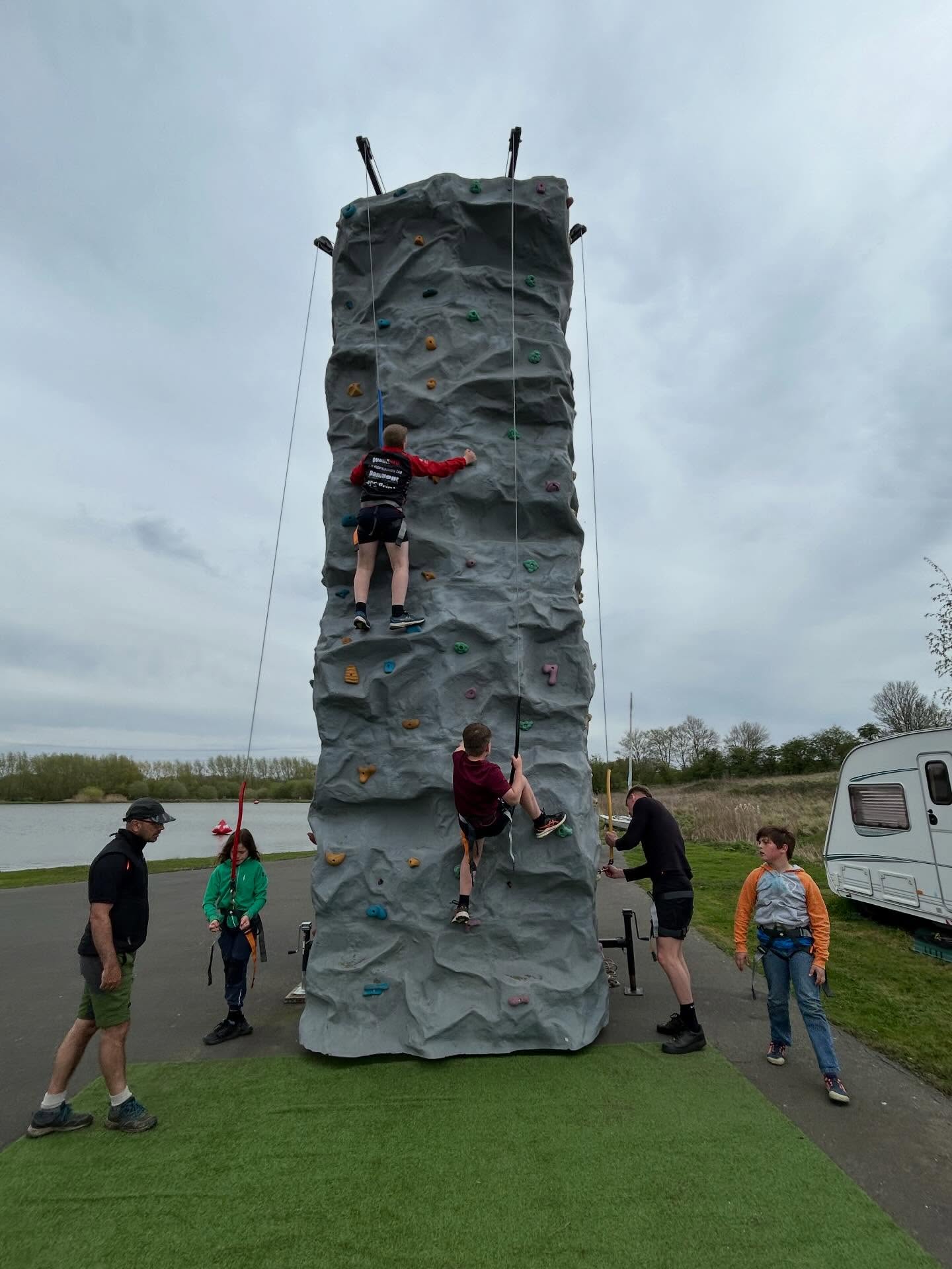 Could you do it Blindfolded #Climbing 🧗
.
The team on Kids Holiday Club gave it a good go today! #pumpedarms 💪 #trust #workingtogether
.
https://www.adventurenene.com/holidayactivities