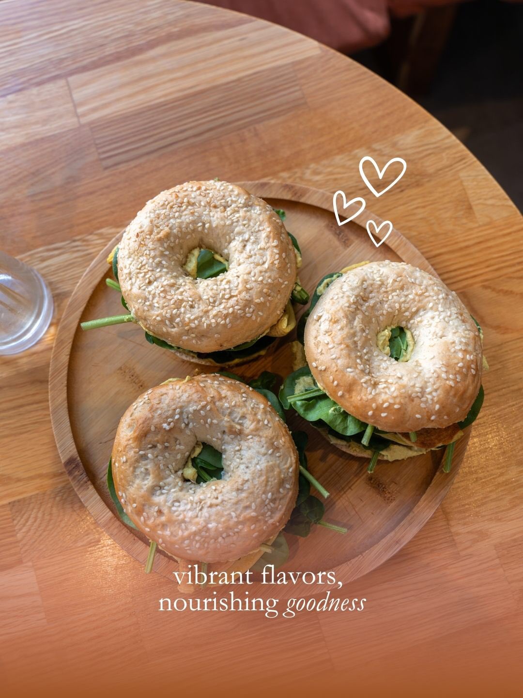 Grön Power Bagel — crafted to energize.
Wholesome bites, vibrant colors, and the comfort you can take away with you.
📍 Rue Théodore Roosevelt 66, Schaerbeek
🕒 Mon: 10h‑17h | Tue: closed | Wed‑Fri: 8h30‑17h | Sat–Sun: 10h‑17h
—
Grön Power Bagel — pensé pour t’apporter de l’énergie.
Des portions qui font du bien, des saveurs éclatantes… et la possibilité de les emporter avec toi.
📍 Rue Théodore Roosevelt 66, Schaerbeek
🕒 Lun : 10h‑17h | Mar : fermé | Mer‑Ven : 8h30‑17h | Sam–Dim : 10h‑17h
#ComfortFoodJoy #PlatesThatSatisfy #BrusselsLifestyle #SoulfulEating #NojeComfort