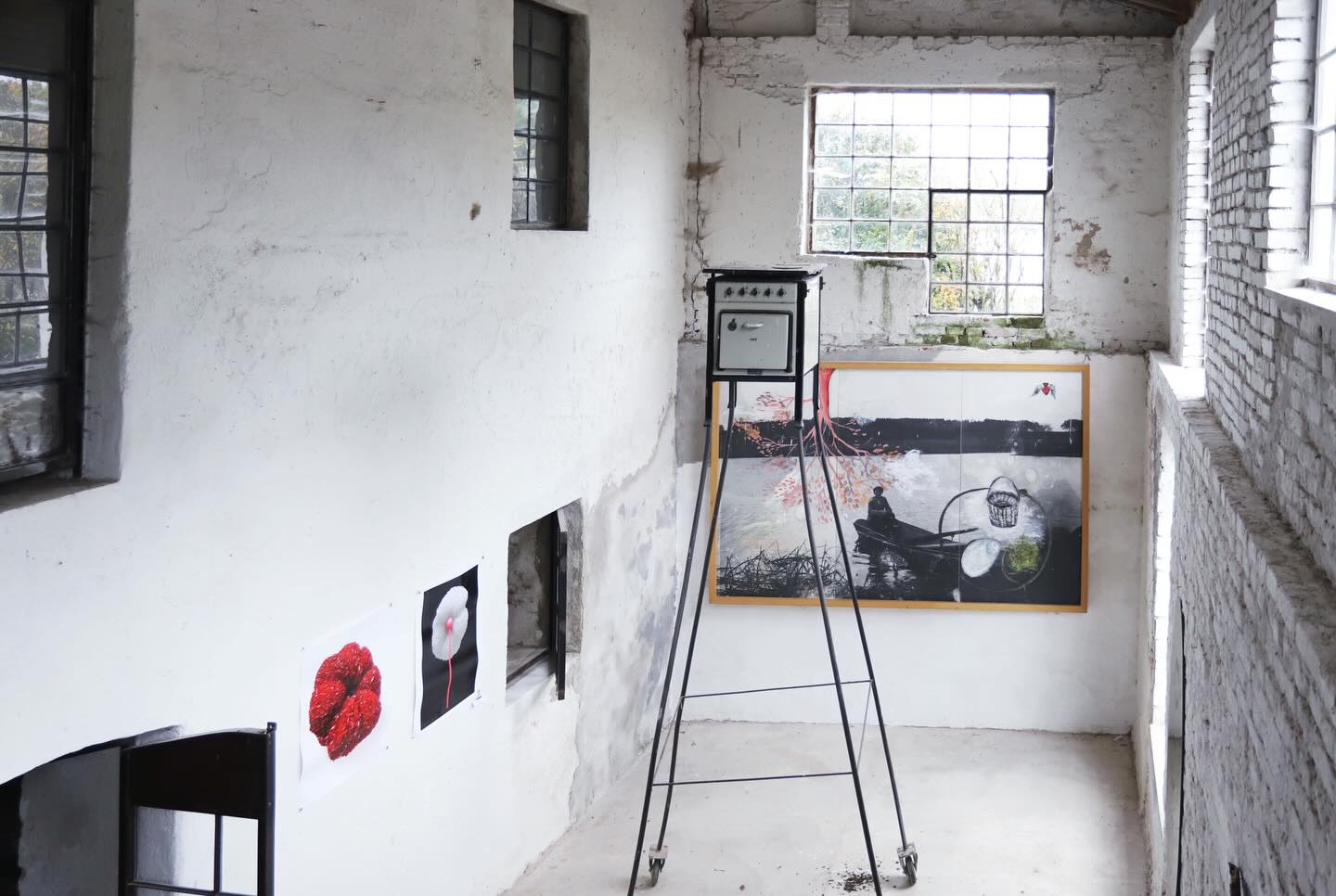 Every year ArtMill opens its doors for the Open Mill Day. Last year, next to exhibiting our Resident artists’ work and introducing our upcoming KlimaHouse project, we presented our permanent art collection in our historic mill. In these slides you can see work by Barbara Benish, Ana Quiroz, Veronika Šrek Bromová, Daniel Camacho, Kim Abeles, Marnie Weber, Jindřich Štreit, Jaroslav Anděl, Tomáš Ruller, Alexis Zoto, Richard Gates and Robert Kingston.
This years edition will take place mid September. Stay tuned!
Každý rok hostuje ArtMill Den otevřených dveří. V loňském roce jsme kromě výstavy děl našich rezidenčních umělců a otevření projektu KlimaHouse představili také naši stálou uměleckou sbírku v historické mlýnici. Na těchto snímcích můžete vidět díla Barbary Benish, Ana Quiroz, Veroniky Šrek Bromové, Daniel Camacho, Kim Abeles, Marnie Weber, Jindřicha Štreita, Jaroslava Anděla, Tomáše Rullera, Alexis Zoto, Richard Gates a Robert Kingston.
Letošní ročník se bude konat v polovině září. Těšíme se na vás!