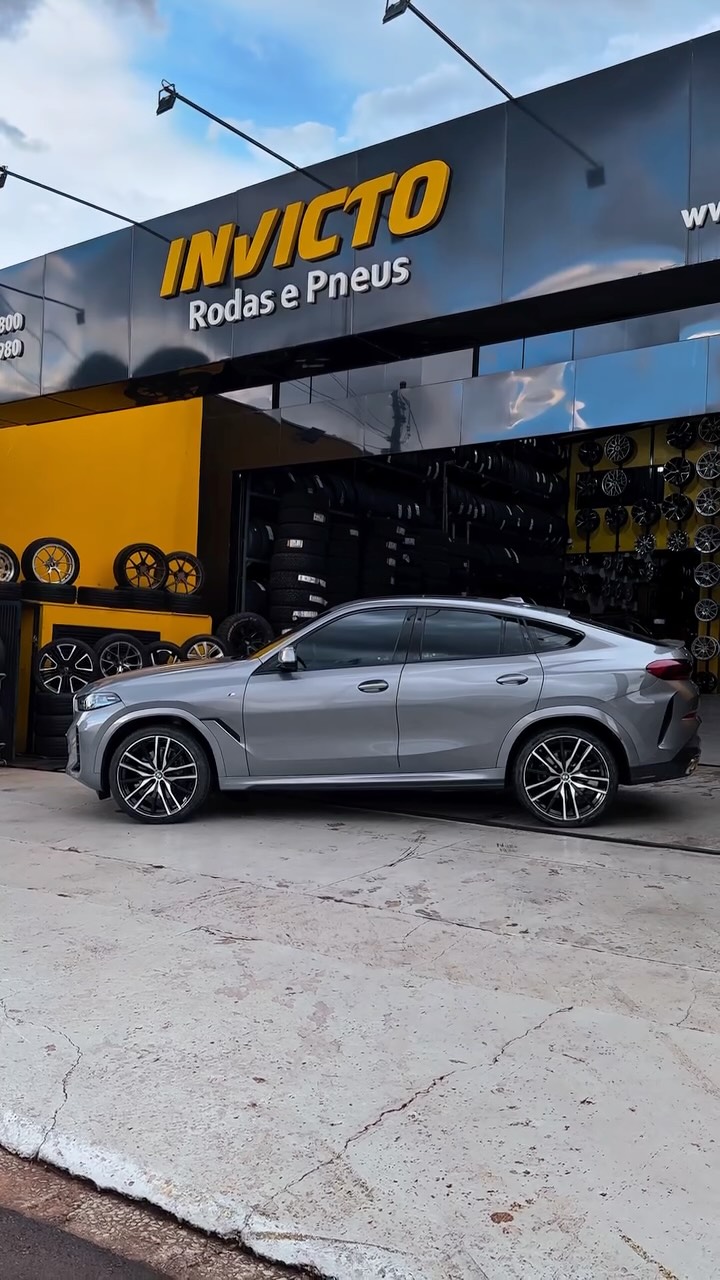 BMW X6
🛞 Pneus Pirelli P Zero PZ4 (*)
• Dianteiro: 275/35 R22 – 104Y XL
• Etiqueta: A/B (71 dB)
• Traseiro: 315/30 R22 – 107Y XL
• Etiqueta: C/A (72 dB)
➡️ Máxima performance, aderência e estabilidade para um SUV de alto desempenho.
🔧 Serviços Realizados
• Alinhamento
• Balanceamento
📍 Invicto Rodas e Pneu
📞 (16) 3771-2800
#InvictoRodasEPneu #BMWX6 #Pirelli #PZero #SUVEsportivo Performance Alinhamento Balanceamento