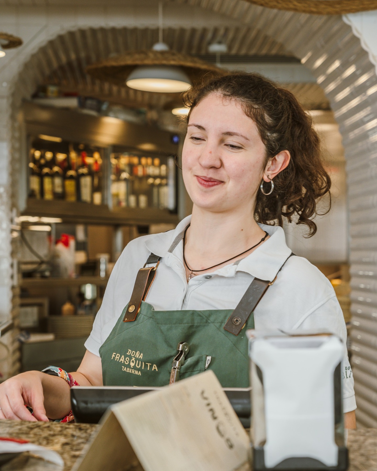 ¡Nuestra encargada Lucila! 💚 Una persona con una calidad humana y profesional impresionante. Nadie mejor que ella conoce la taberna y su día a día.
¿Vienes a probar Doña Frasquita?
-
#taberna #sanfernando #doñafrasquita #cocina