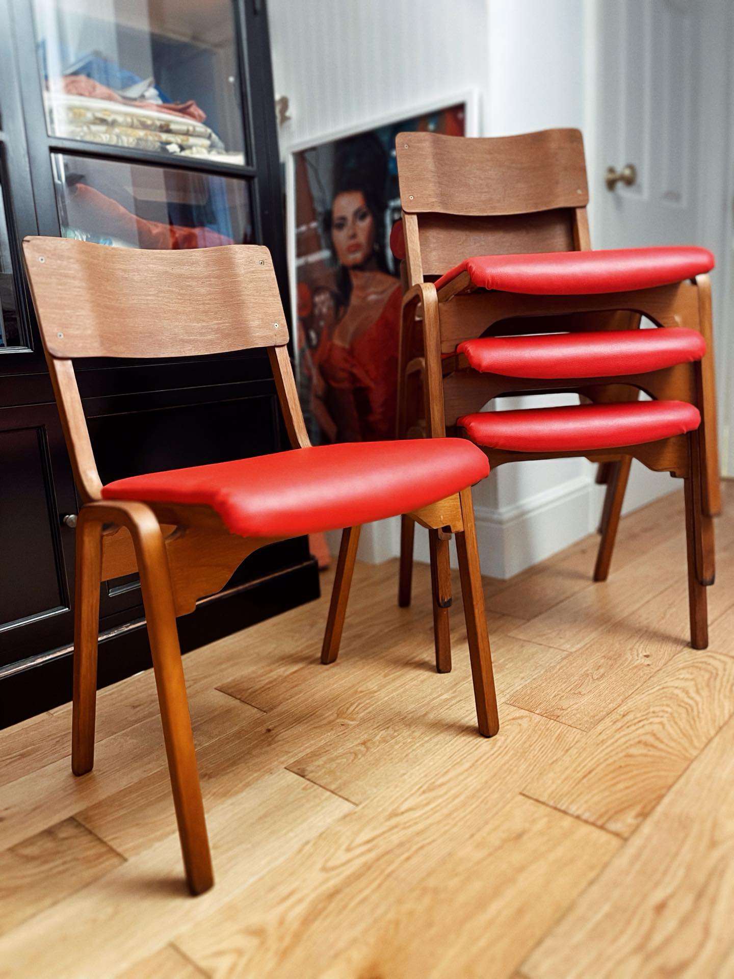 4 sexy newly upcycled chairs for @bruscobar 🍷🤌♥️
#montpelierdecoration #MontpelierPlace #montpeliermaker #bruscobrighton