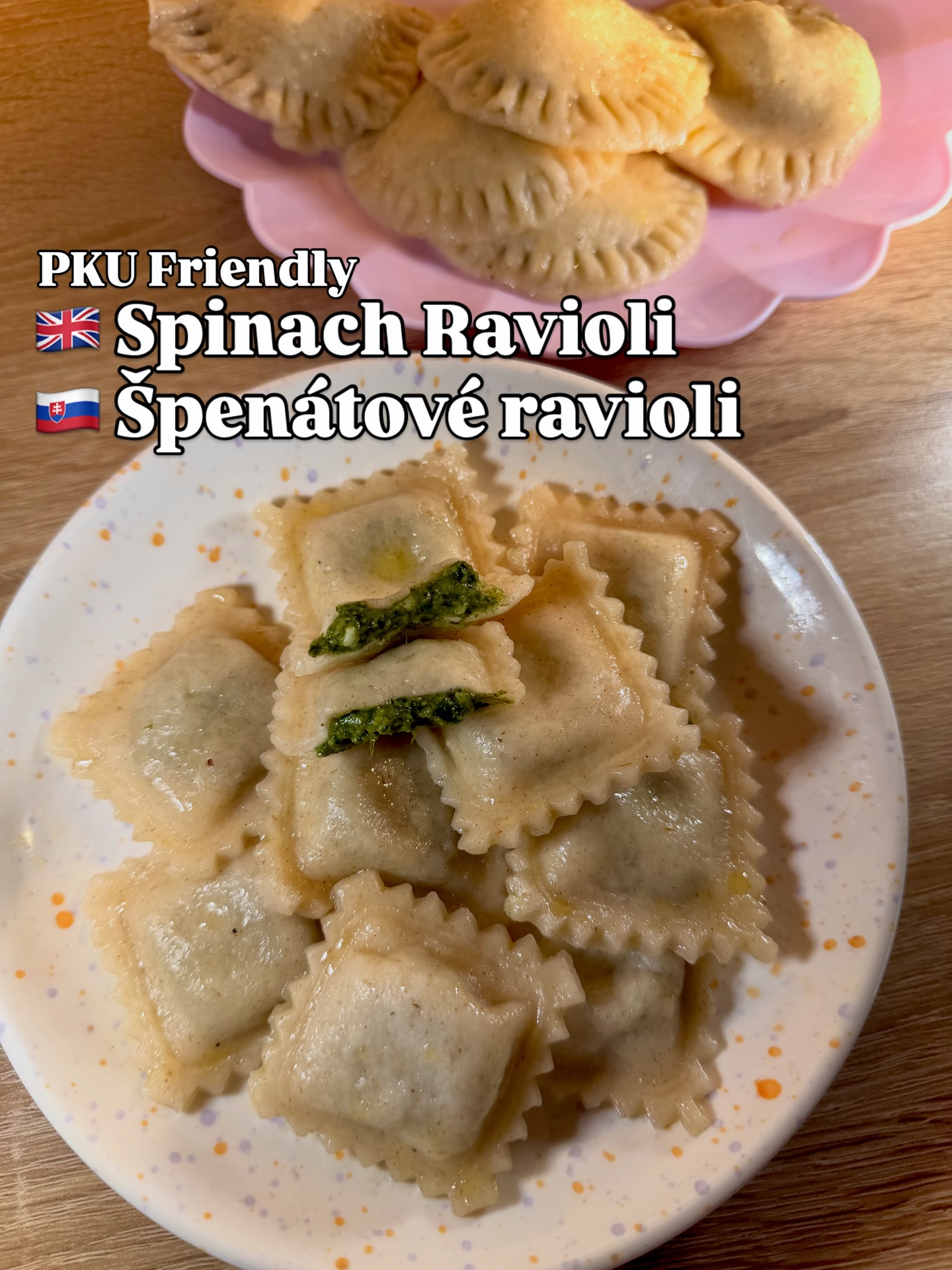 🇸🇰PKU friendly špenátové ravioli 💚
Toto je jedno z našich obľúbených jedál. Ja milujem špenát a tieto ravioli sú naozaj úplná bomba.
Majú veľmi nízky obsah fenylalanínu - cesto je z nízkobielkovinových ingrediencií, takže si kľudne môžeš dopriať aj špenátovú plnku.
Ak chceš celý recept, napíš do komentára „ravioli“ a pošlem ti priamy link na náš blog.
A inak… táto pesnička od Harry Styles je moja totál obsession. American Girls-úžasná 💕🎶
⸻
🇬🇧PKU friendly spinach ravioli 💚
This is one of our favorite meals. I personally love spinach and these ravioli are honestly so good.
They are very low in phenylalanine - the dough is made from low-protein ingredients, so you can easily enjoy a spinach filling.
If you want the full recipe, comment “ravioli” and I’ll send you the direct link to our blog.
Also… this song by Harry Styles is my total obsession. American Girs-amazing 💕🎶