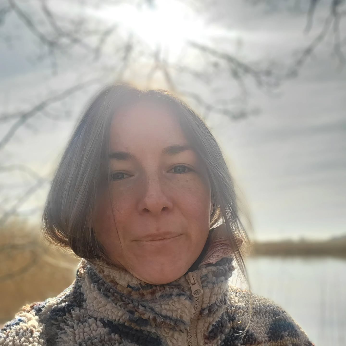 Falls ihr mich sucht, ich bin hier draußen und sammle Morgensonne für euch ein.
Am 16. bringe ich etwas davon mit.
☀️
#InnereReise
#Naturbotschaften
#HorchWasKommtVonDraußenRein
