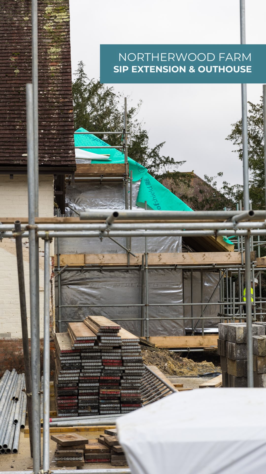 Welcome to Northerwood Farm, a project that blends old and new in a really interesting way.
Set around a 200-year-old cottage, this build is being delivered in two phases for a self-builder client looking to create a thermally efficient eco home. The SIP outhouse has already been completed and will become a yoga and wellness studio, with the next stage now focusing on a SIP extension to the main property.
A great collaboration so far with our groundworks partner, @lghowsonltd with more partners involved across the project, including structural engineering from @awaengineers, roofing by @mcroofingltd, and our new partner, Wilcoe, on the scaffolding.
#sips #selfbuild #sustainablehomes #siteprogress #modernmethodsofconstruction