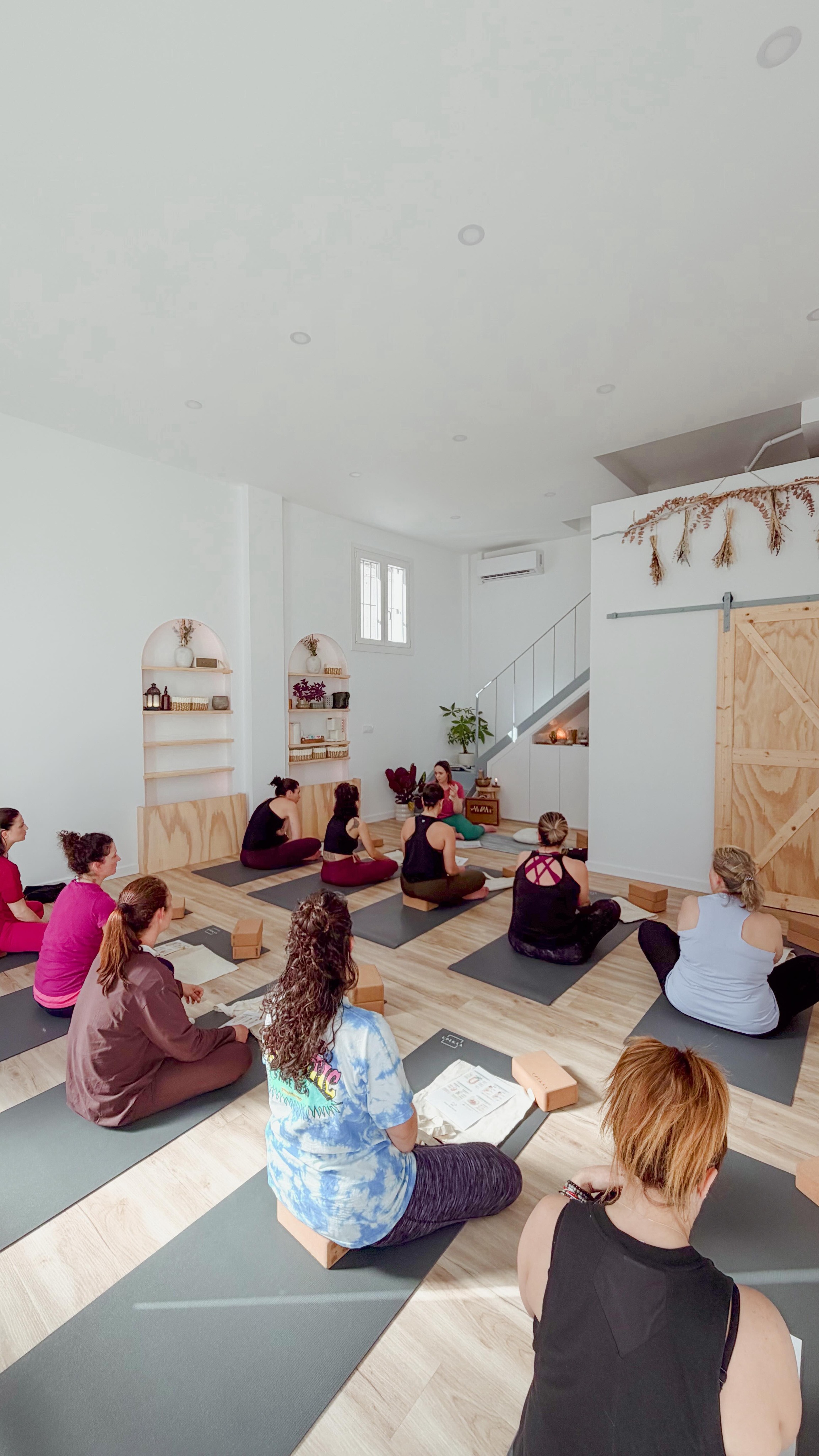 𝐫𝐞-𝐜𝐨𝐧𝐞𝐜𝐭𝐚 ✨ w/ @zaidafisiopelvic
Aún estamos integrando todo lo vivido el pasado miércoles en el estudio… Un grupo completo de 10 mujeres con ganas reales de entender, sentir y reconectar con su centro, su abdomen y su cuerpo 𝑑𝑒𝑠𝑑𝑒 𝑑𝑒𝑛𝑡𝑟𝑜.
Un espacio donde hemos aprendido, explorado y llevado todo ese conocimiento a la práctica, no solo en la esterilla, sino también pensando en el día a día.
Como podéis intuir... ha sido un éxito absoluto y sin duda volverá en el próximo curso, renovado y con muchas ganas de seguir profundizando. Y por supuesto... de ver cómo todo lo sembrado empieza a tomar forma.
Gracias SIEMPRE a cada una de vosotras por hacerlo tan bonito, y a @zaidafisiopelvic y @pelvic.care.paula por sumar y crear equipo.
SEGUIMOS 💐 y aprovecho también para preguntaros, ¿qué te gustaría a ti ver de cara al próximo curso en los talleres mensuales? Os leo en comentarios 👀