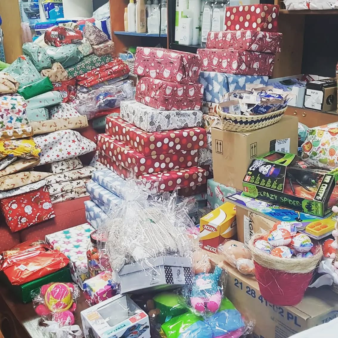 Gracias por todas vuestras donaciones: con todo lo que nos habéis hecho llegar hemos preparado un montón de cositas para que esta noche los Reyes Magos visiten a unas cuantas familias que no se lo esperaban.
De parte de todas ellas GRACIAS ❤️❤️❤️
#solidaridad #reyesmagos #yavienenlosreyes #farmaceuticossolidarios #losreyesmagos