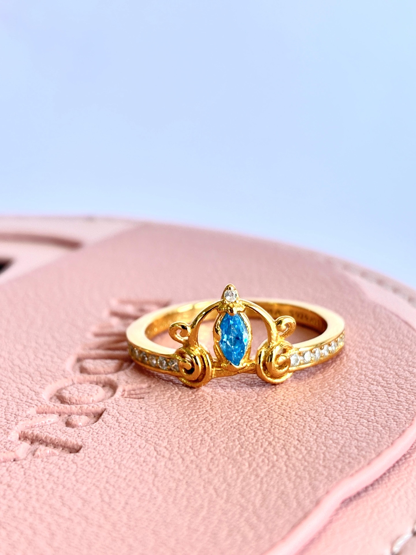 Muchas de nuestras clientas empezaron con poquitas piezas…
y hoy venden, ganan y hasta ya tienen clientas fijas 🛍️💖
Estos anillos Pan son de esos productos que se venden solitos 😍
porque están hermosos, en tendencia y con un precio que te deja ganar 💰
A veces lo único que necesitas es animarte a empezar 👀
y esta puede ser tu señal ✨
Imagina subirlos, venderlos rápido y volver por más 🔁💅
así empiezan los negocios que crecen bonito 💖
📩 Escríbenos al WhatsApp 7621247122 y arma tu pedido
tu siguiente ingreso puede empezar con algo tan pequeño… como un anillo 💍✨
.
.
#AnillosPan #JoyeriaQueVende #EmprendeConEstilo #VentaDeJoyeria #MayoreoMexico