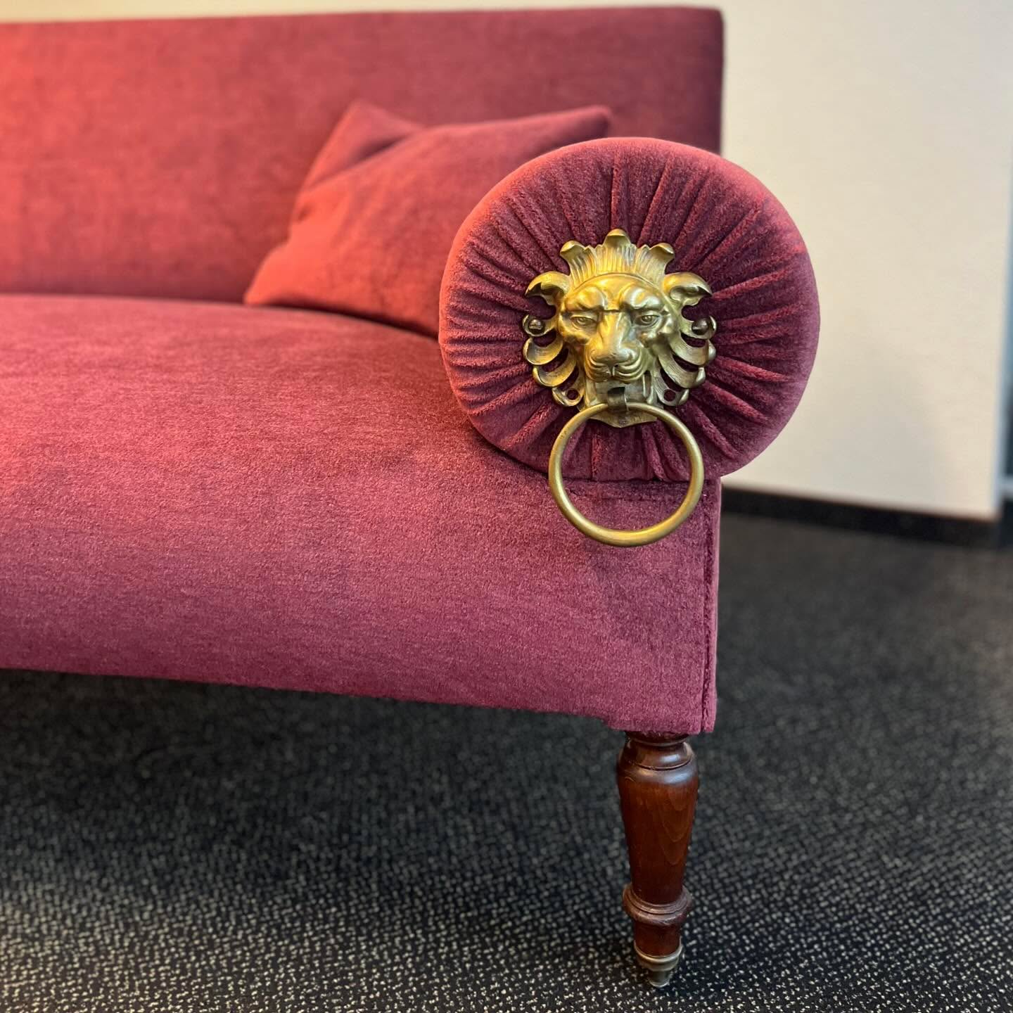 Sofa vo Grunduf nüü gmacht mit traditioneller Polschterig ✨
S letschmal uf polschtered und bezogä 1942 🪡
Dankä @kuriger_holzfinish fürs nüü beizä vo dä Sofa-Füäss
#aufdermaurwohnbedarf #polsterei #ausaltmachtneu