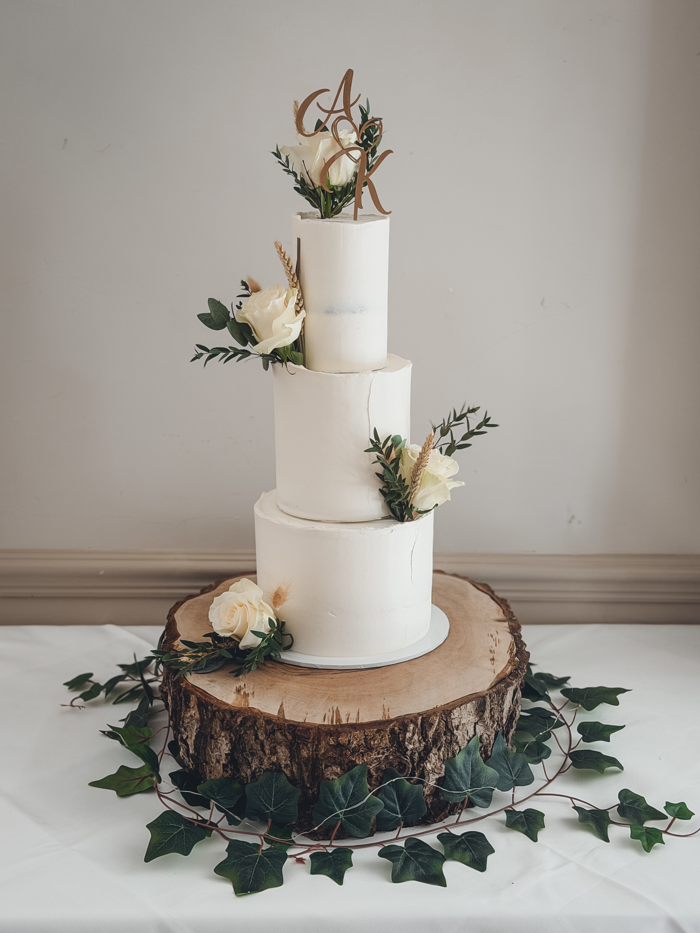 There’s something so timeless about a beautifully simple wedding cake.
This elegant semi-naked three-tier design was created for Keri & Adam’s wedding at Leigh Park Hotel. Once the cake was delivered and set up, I finished the design by carefully placing fresh florals supplied by Flowers in Focus to create a soft, natural look that complemented the venue beautifully.
The couple provided their own topper and rustic log slice, which added such a lovely personal touch and tied perfectly into the relaxed countryside setting.
Inside, each tier featured a different flavour for guests to enjoy:
• Eton Mess
• Zesty Lemon
• Strawberry & Prosecco
A beautiful centrepiece for a wonderful day.
Planning your wedding cake?
You can explore the portfolio or enquire here:
https://www.kimberlyjaynecakedesign.co.uk
#weddingcake #buttercreamweddingcake #seminakedcake #rusticweddingcake