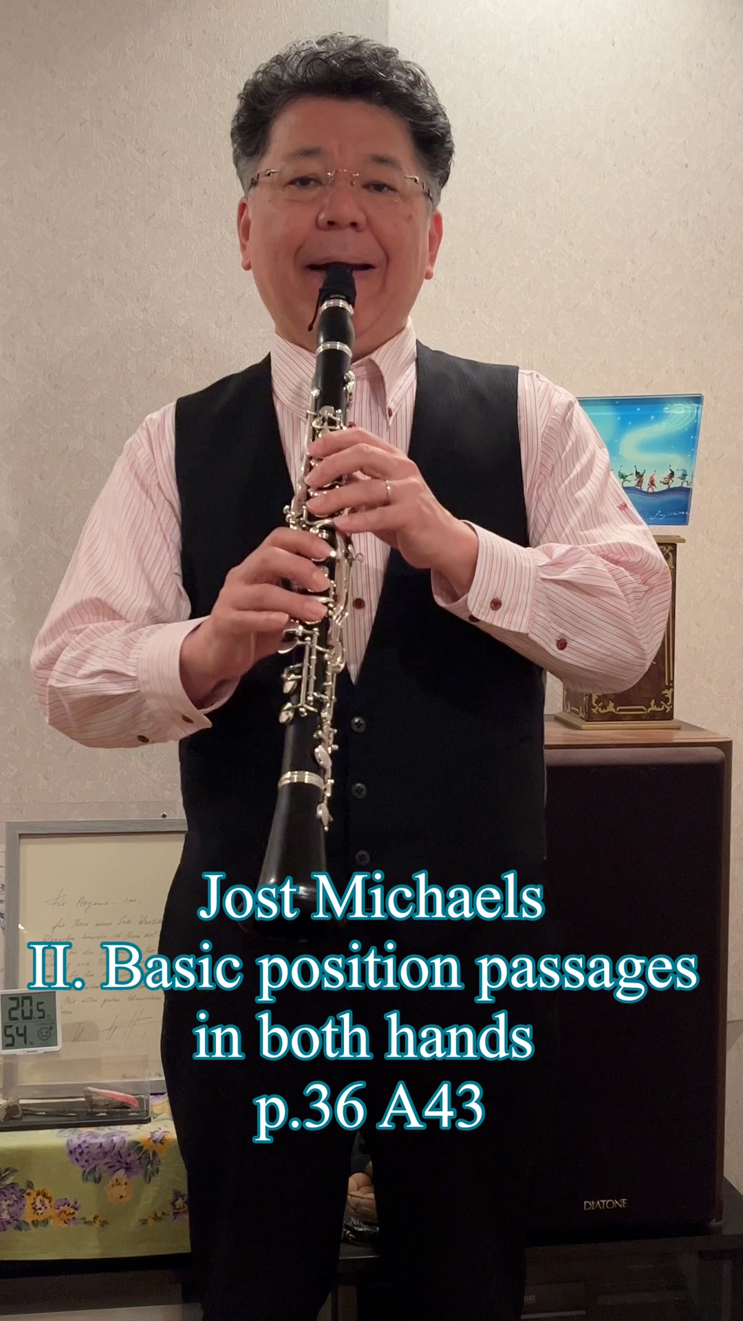 Jost Michaels
II. Basic position passages
in both hands
p.36 A43
クラリネット奏者青山秀直が使用している楽器は、エーラーシステムのクラリネット。この楽器は長い歴史を持ち由緒あるドイツのH.Wurlitzerの工房で作られたものです。青山秀直はH.Wurlitzer公認アーティスト。クラリネットを演奏する上で欠かせない基礎練習やエチュード、青山秀直が日々口ずさむように演奏したレパートリーを紹介します。