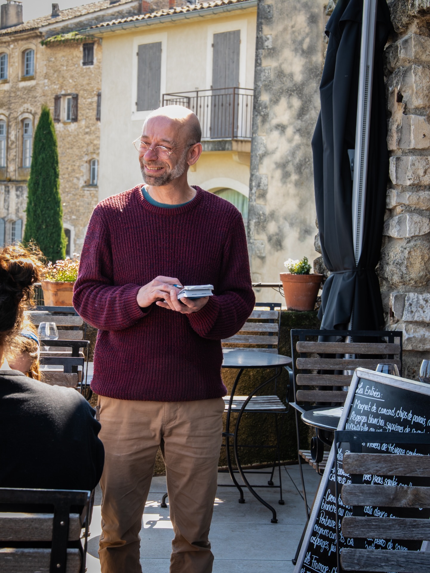 Bruno 🙋♂️
Toujours un mot gentil et ses petites attentions bien à lui pour chacun des clients.
Il connaît la salle par cœur, prend le temps, et amène les plats de la cuisine jusqu’à votre table !
Maintenant, place au repas 🍽️
Le Café du Progrès, c’est aussi les personnes qui le font vivre au quotidien.
—
📍 Café du Progrès • Ménerbes
🔗 Réservation conseillée via le lien en bio
☀️ Mardi → samedi : 8h – 20h