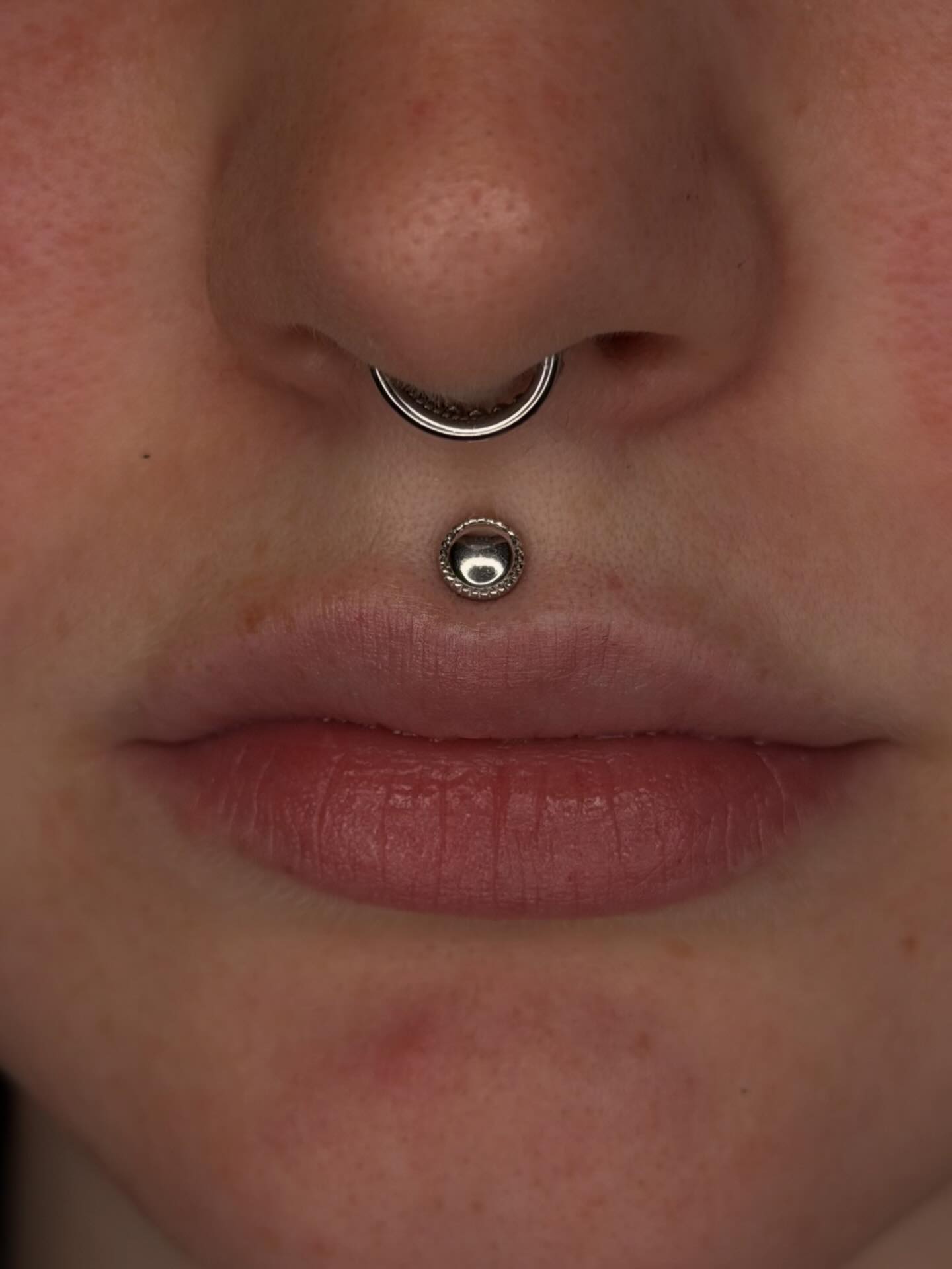 Healing Philtrum freshly downsized ✨
14k White Gold
@piercingbyroy x @tetherjewelry ✨
#staytruebodypiercing
#safepiercing
#appmember