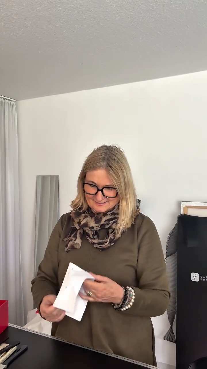 Eine kleine Reise durch mein Atelier ✨
Hier entsteht maßgeschneiderte Mode – mit viel Liebe zum Detail.
Jedes Stück ein Unikat, so individuell wie die Menschen, die es tragen.
Ich freue mich auf euren Besuch 🤍
📍Sankt-Apern-Straße 40, 50667 Köln
#modeköln #köln #sanktapernstraße @koelnistkool