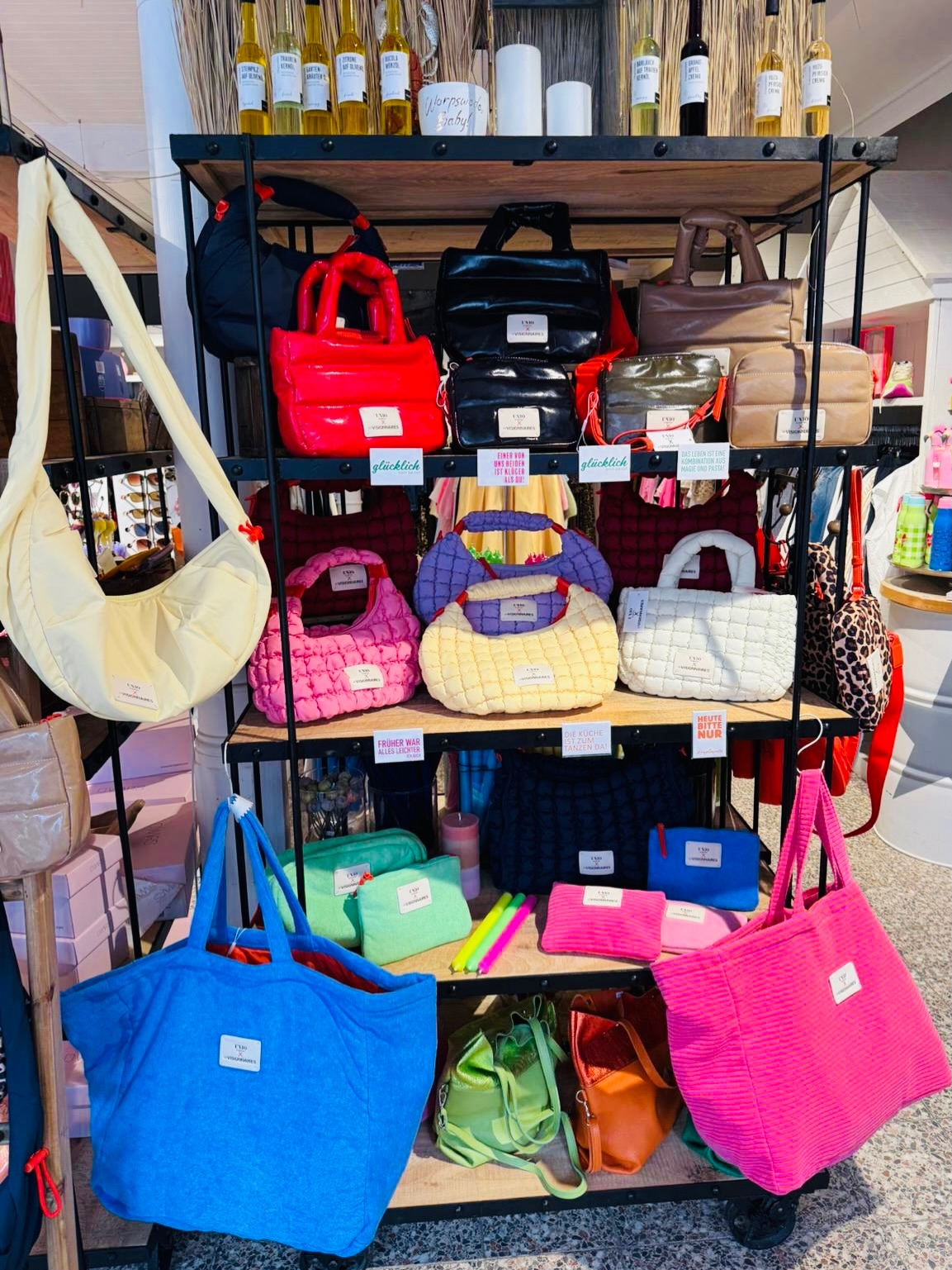 Okay mal eben schnell zwischendurch – weil wir euch das einfach nicht vorenthalten wollen! 📸
Neue Taschen von UNIO x les Visionnaires sind da und der Schnappschuss musste einfach sein! Puffer-Bags, Crescent-Bags, Shopper – in so vielen Farben, dass wir gar nicht wussten, wo wir anfangen sollen. 🖤❤️💛💜
Kommt vorbei und schaut selbst – manche Sachen muss man einfach in die Hand nehmen!
Pauline Worpswede · Bergstraße 26 · Mo–So 11–18 Uhr
#paulineworpswede #unio #lesvisionnaires #neuekollektion #taschen