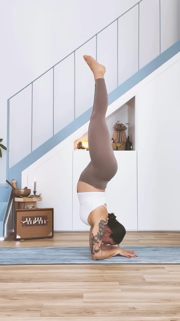 𝒆𝒍 𝒆𝒒𝒖𝒊𝒍𝒊𝒃𝒓𝒊𝒐 𝒆𝒏 𝒎𝒊𝒕𝒂𝒅 𝒅𝒆𝒍 𝒄𝒂𝒐𝒔 ⚖️
Así me siento cada vez que pruebo si somos capaces o no de sostener el balance en este nuevo cuerpo. Trato de hacerlo delicado, sin jugar a hacer cosas que antes de estar embarazada no hacía. Yendo a un lugar seguro pero inestable, 𝘤𝘰𝘮𝘰 𝘭𝘢 𝘷𝘪𝘥𝘢 𝘮𝘪𝘴𝘮𝘢.
Para de nuevo, 𝗿𝗲𝘃𝗶𝘀𝗮𝗿𝗺𝗲 y encontrar otros espacios donde poder respirarme.
Cuando os invito a daros la vuelta en clase, va de esto. De en un futuro, que quizás veamos juntos o no, poder vernos todos fuera de control pero saboreando instantes de pura presencia en los que la fuerza desaparece y ese equilibrio sigue ahí, sin ejercer presión.
Tanto que vernos en estas posturas, tanto que seguir aprendiendo...
GRACIAS siempre 💐