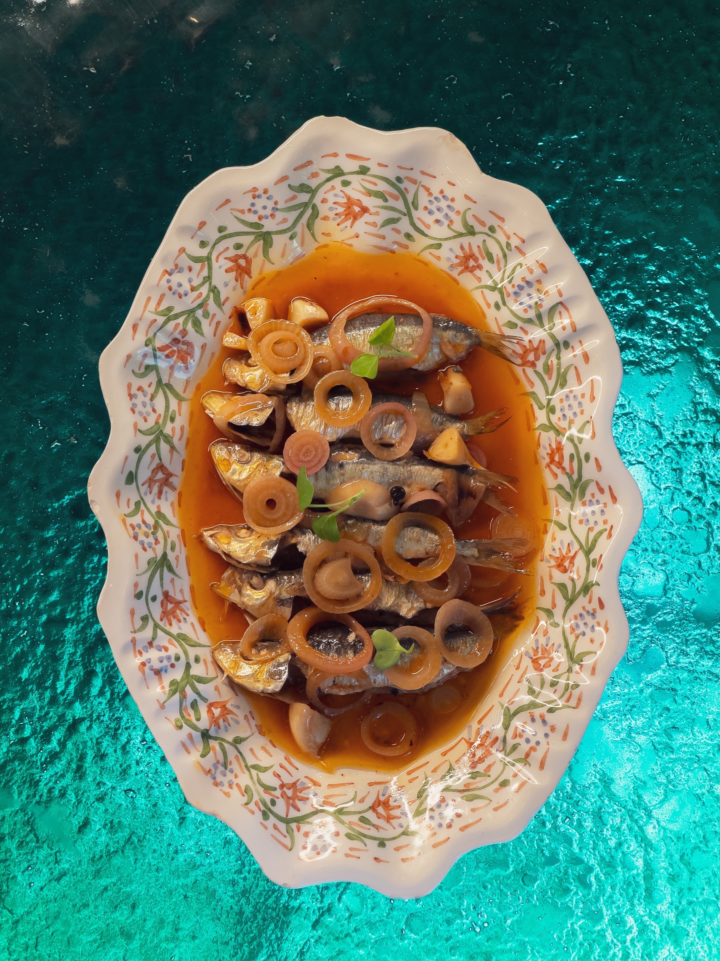 Sardines à l’escabèche, oignons pickles
@amazozgroup Family
𝕆𝕦𝕧𝕖𝕣𝕥 𝟙𝟚:𝟘𝟘 - 𝟘𝟚:𝟘𝟘 / 𝟟/𝟟
𝑹𝒆́𝒔𝒆𝒓𝒗𝒂𝒕𝒊𝒐𝒏 🔗 𝒆𝒏 𝒃𝒊𝒐
𝑴𝒂𝒊𝒔𝒐𝒏 𝒅𝒆 𝒇𝒂𝒎𝒊𝒍𝒍𝒆 𝒆𝒕 𝒅𝒆 𝒇𝒆̂𝒕𝒆𝒔 𝒅𝒆𝒑𝒖𝒊𝒔 𝟏𝟗𝟑𝟔 𝑪𝒖𝒊𝒔𝒊𝒏𝒆 𝒂̀ 𝒑𝒂𝒓𝒕𝒂𝒈𝒆𝒓
#villaaaronmarrakech
#babaaaron
#maisondefêtes
#marrakechmedina
#restaurantvintage