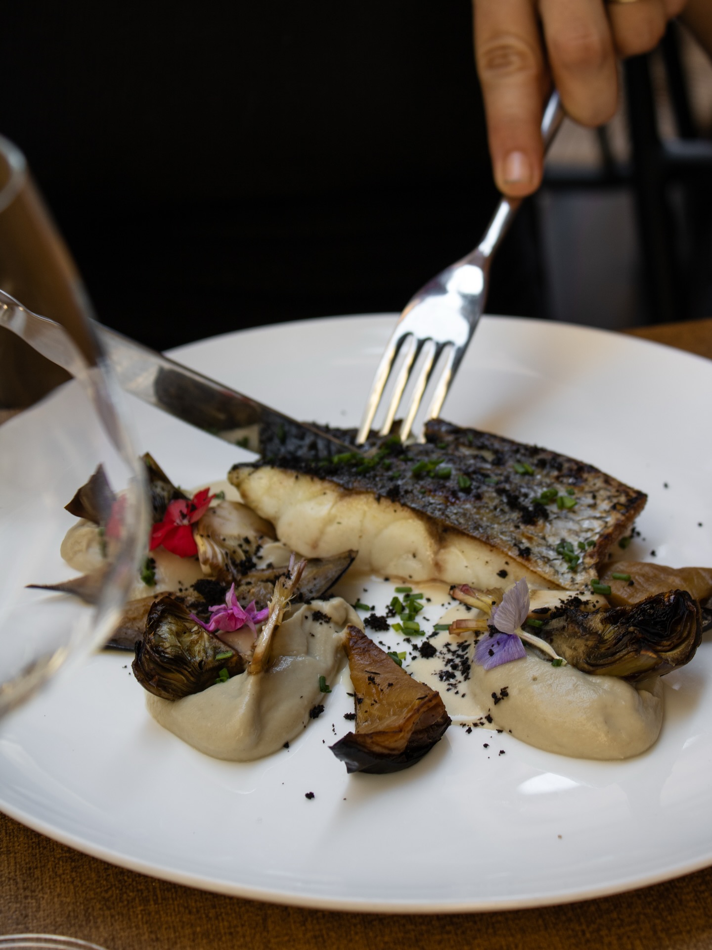 Une cuisine guidée par le produit, le geste juste et l’envie de faire plaisir. Ici, chaque assiette raconte une histoire 👨🏻🍳
‣ Réservez votre table sur www.larazur.fr