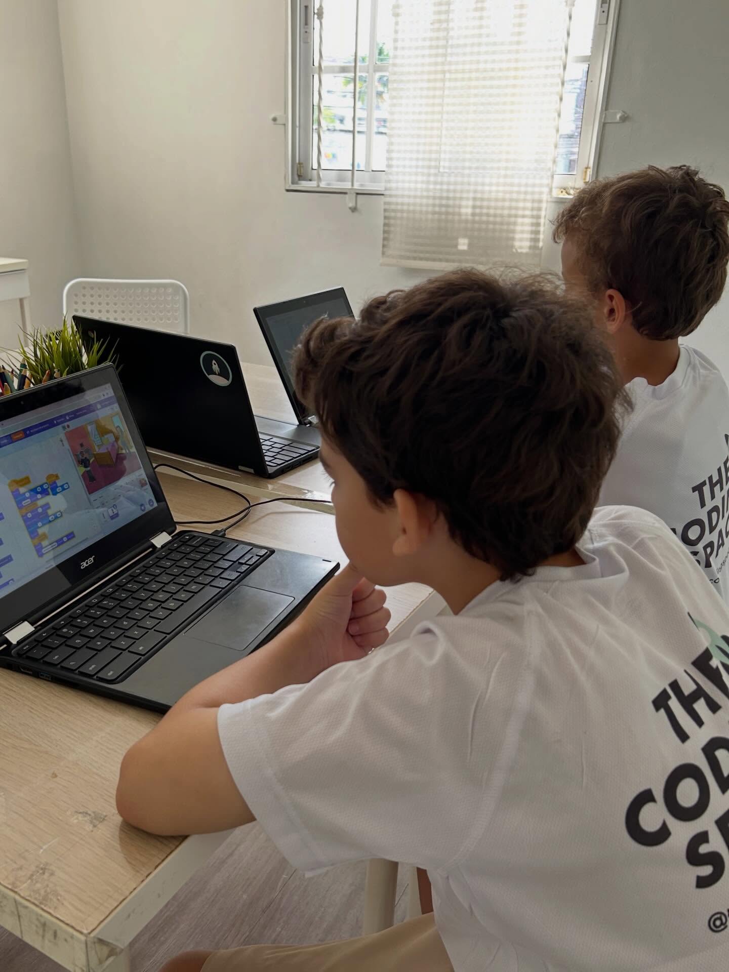 En The Coding Space no solo usan tecnología, crean con ella. 💻✨
Aquí, las ideas se transforman en proyectos, la curiosidad en habilidades y nuestros chicos en futuros coders. 🧑🏻💻
Explora nuestras clases y metodología en el link en bio. ☝🏼
#TheCodingSpace #TheCodingSpaceRD #AprenderJugando #EducaciónDigital #Programación